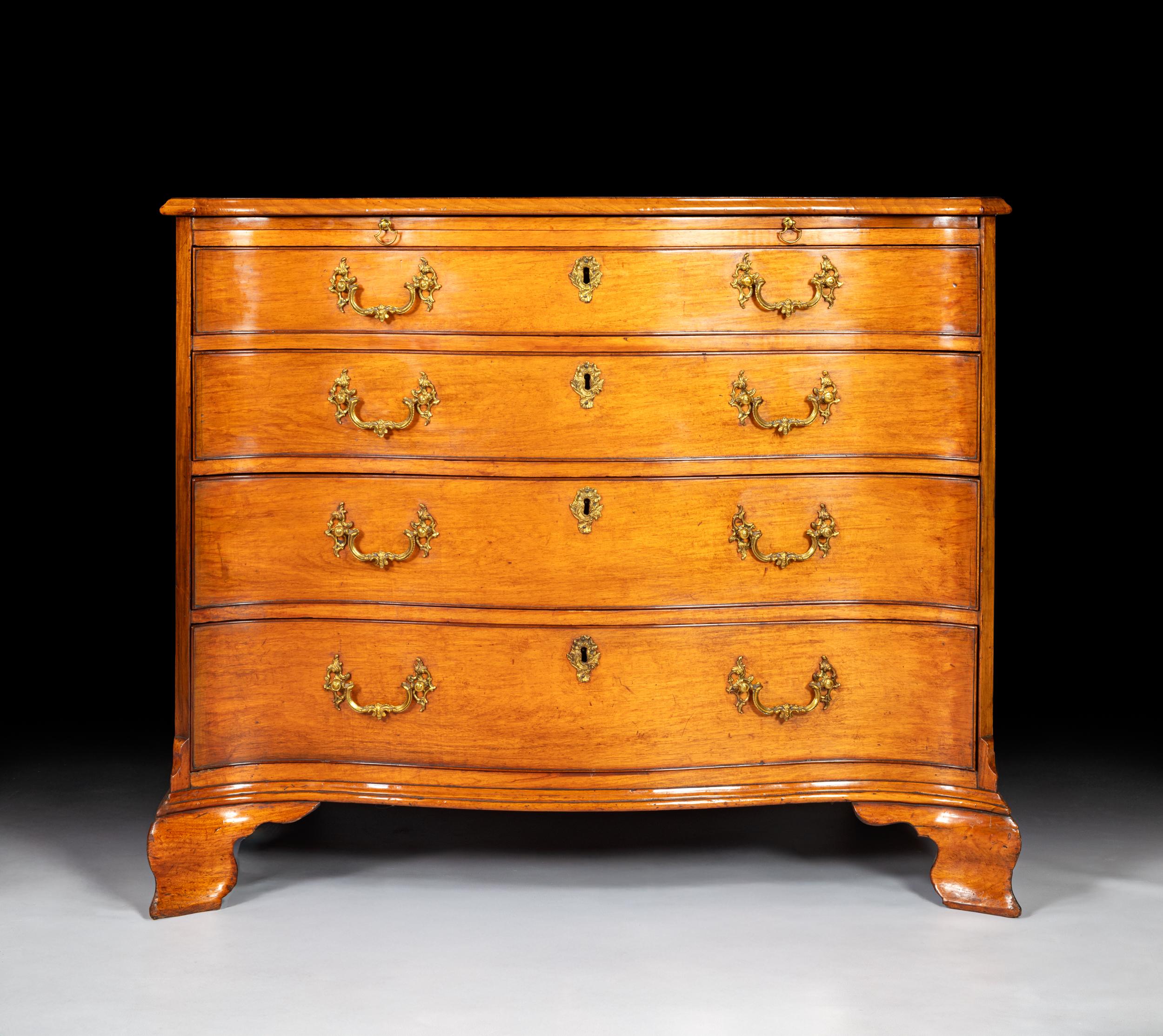 18th Century English George III Serpentine Shaped Commode / Chest Of Drawers (Georgian) im Angebot
