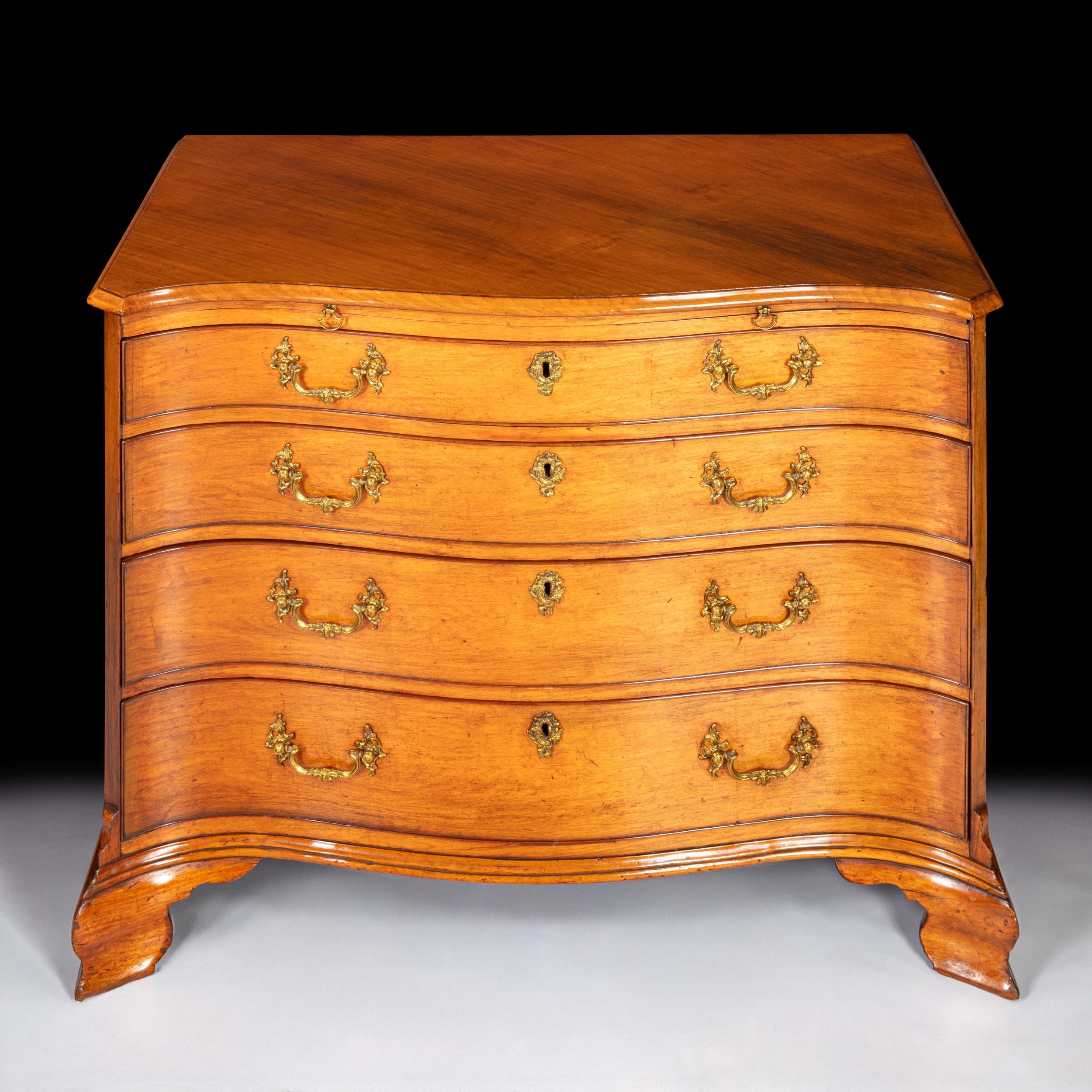 18th Century English George III Serpentine Shaped Commode / Chest Of Drawers (Handgeschnitzt) im Angebot