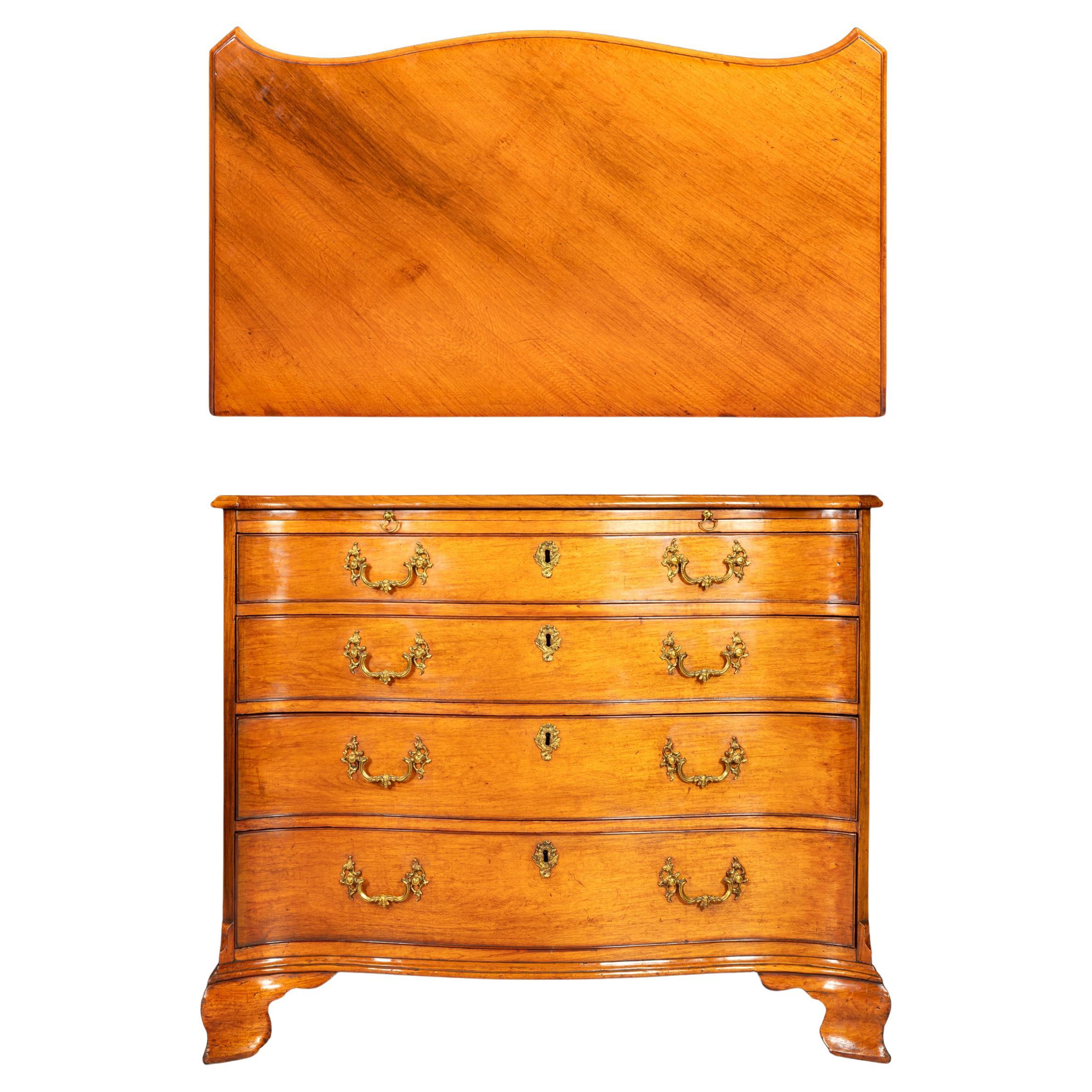 18th Century English George III Serpentine Shaped Commode / Chest Of Drawers im Angebot