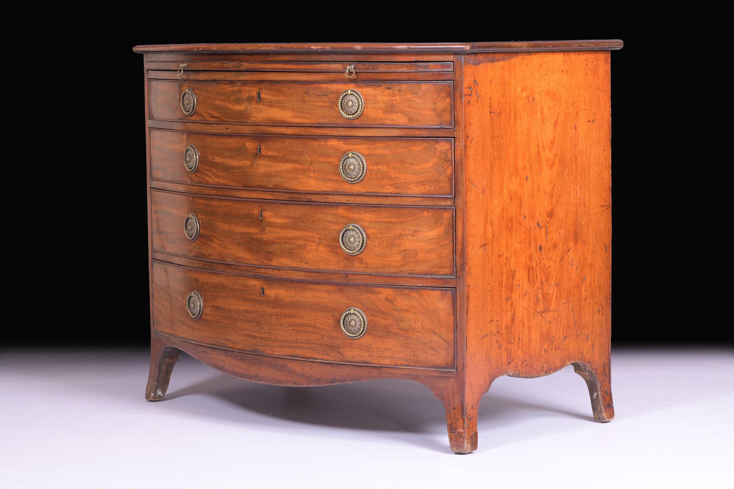 18th Century English Georgian Bow Fronted Chest Of Drawers In Good Condition For Sale In Dublin, IE