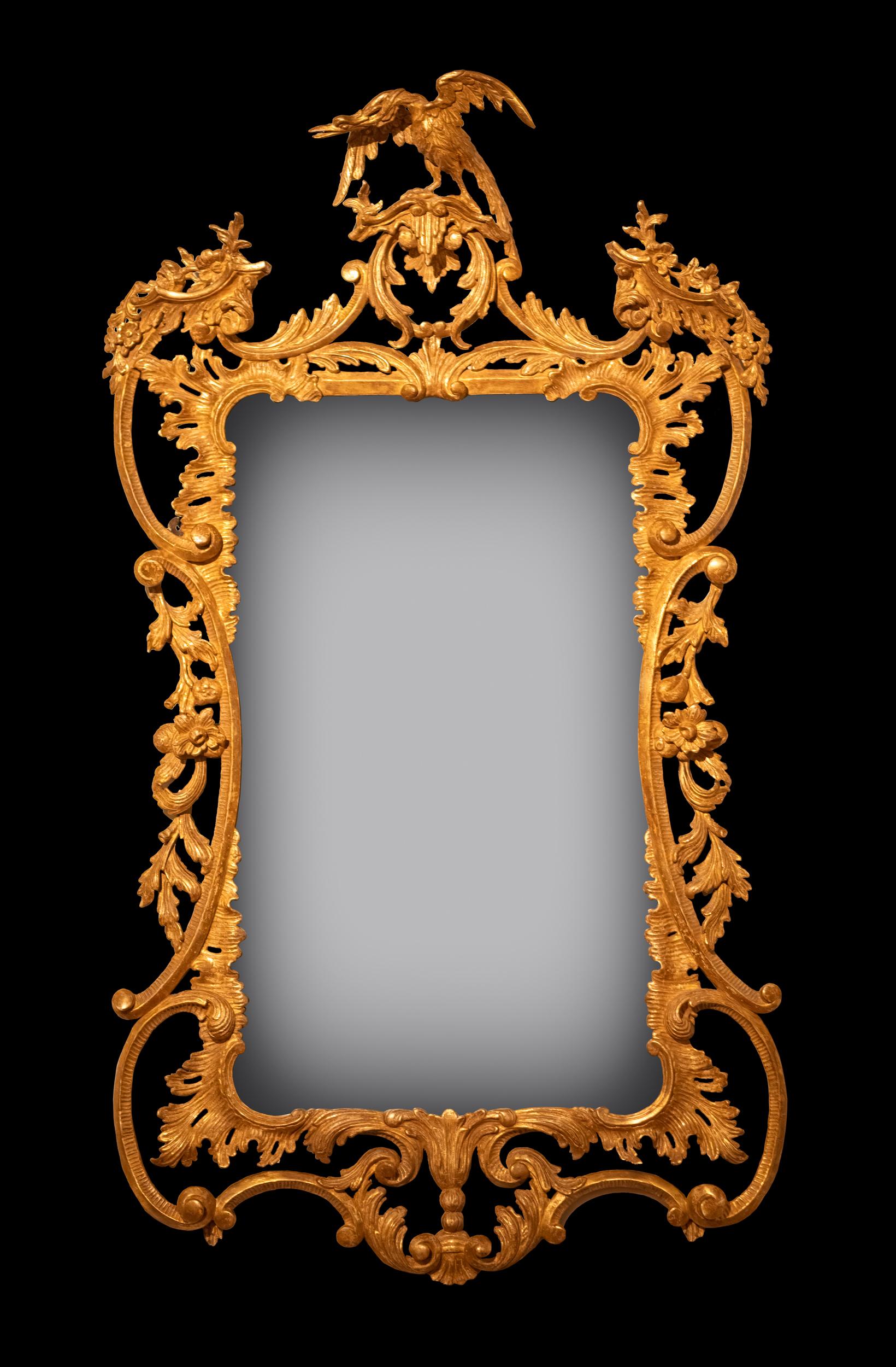 Très beau miroir mural en bois doré sculpté du XVIIIe siècle. Le plateau ajouré et façonné est surmonté d'un oiseau Ho Ho, soutenu par des rinceaux en C et des feuillages sculptés, avec des volutes et des rinceaux en C sur les côtés, entrecoupés de
