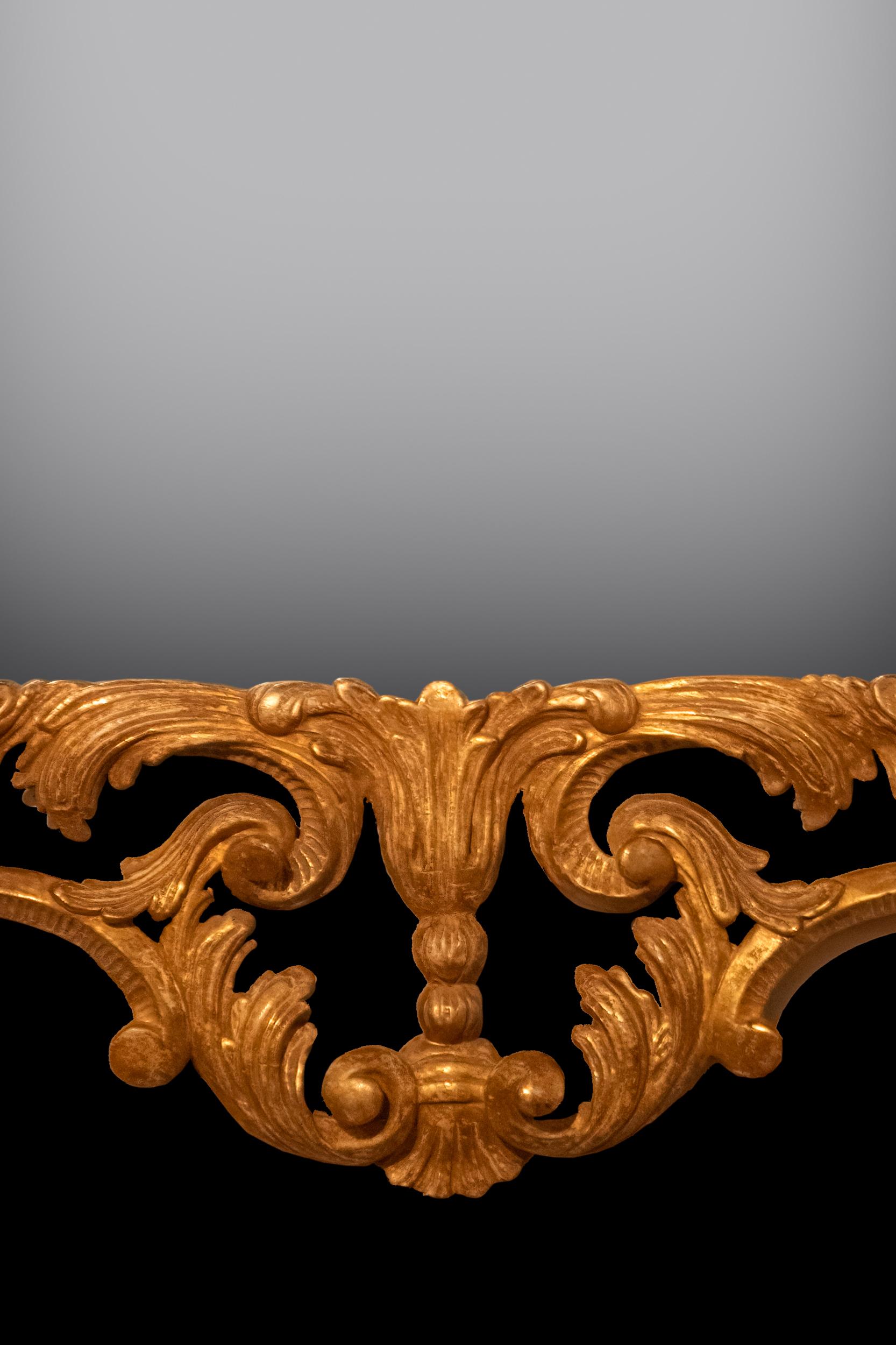 Bois doré Miroir mural géorgien anglais du 18ème siècle en bois doré sculpté et en verre de pilier en vente
