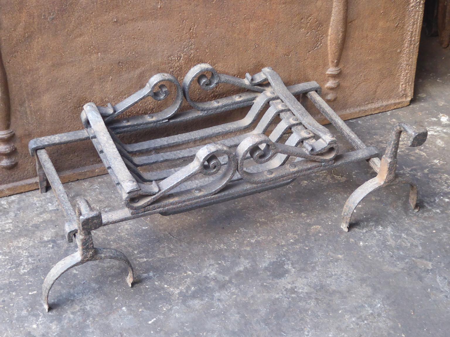 18th Century English Georgian Fireplace Grate or Fire Basket In Good Condition In Amerongen, NL