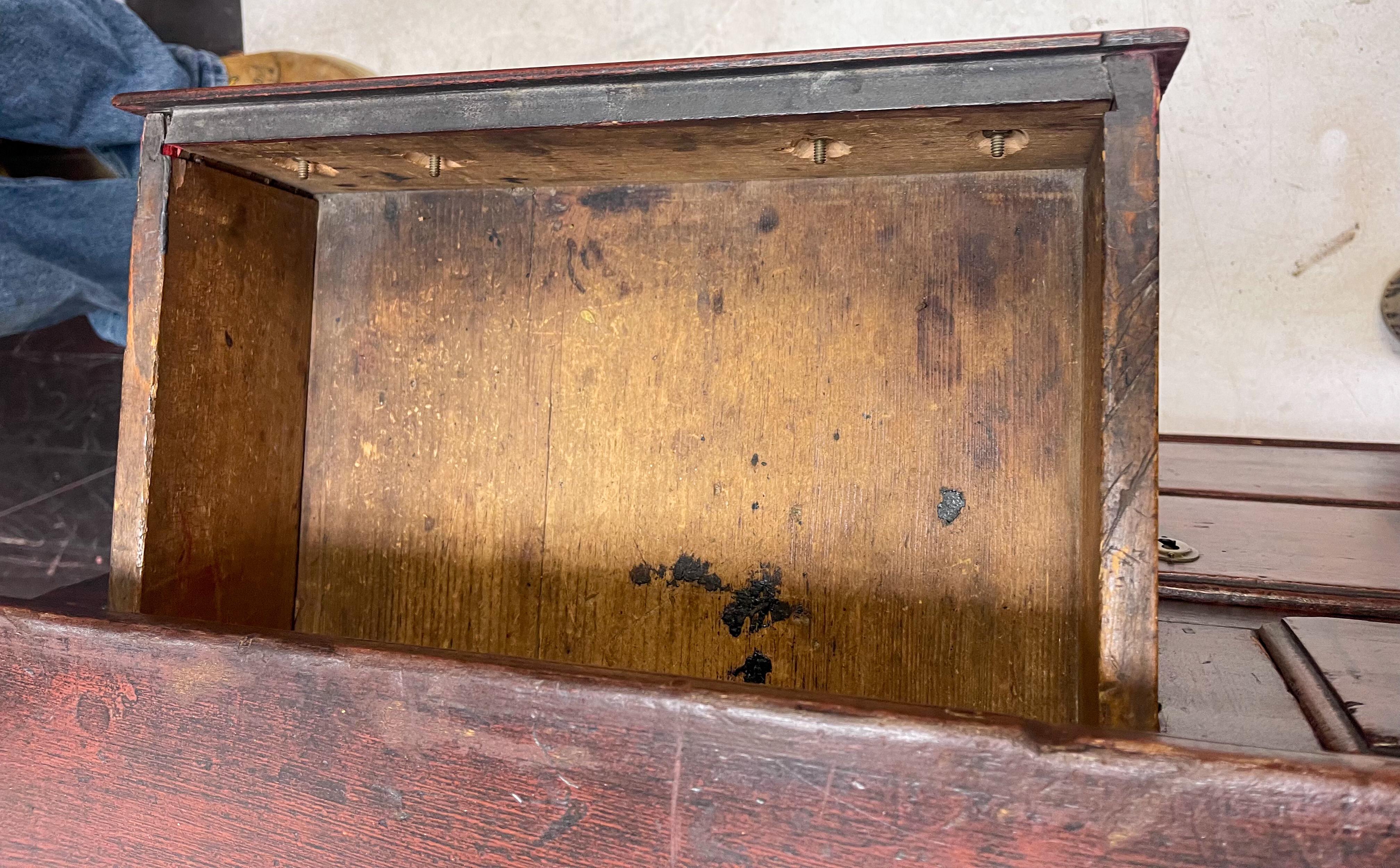 18th Century English Georgian Grain Painted Chest of Drawers For Sale 7