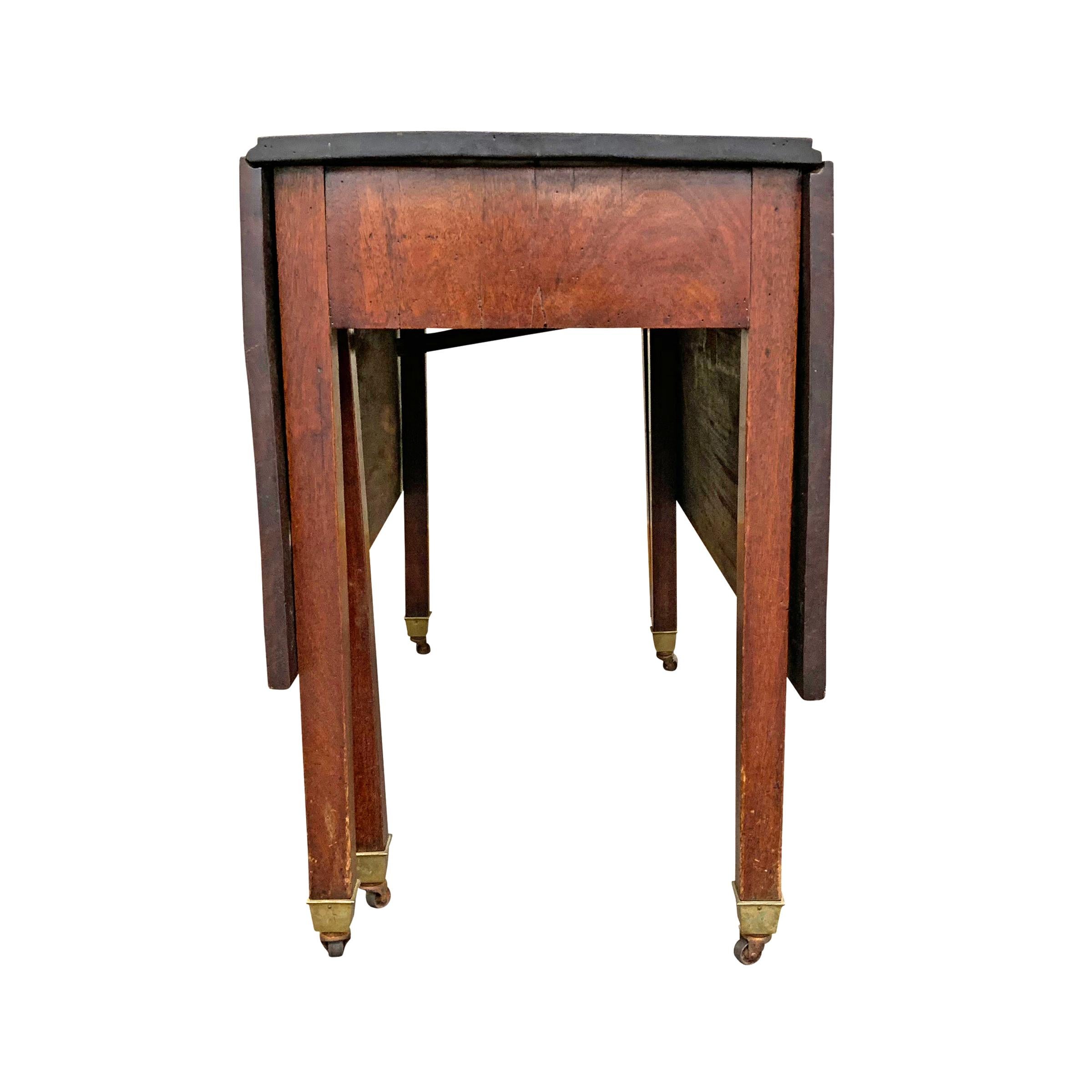 18th Century English Georgian Mahogany Dropleaf Table For Sale 2