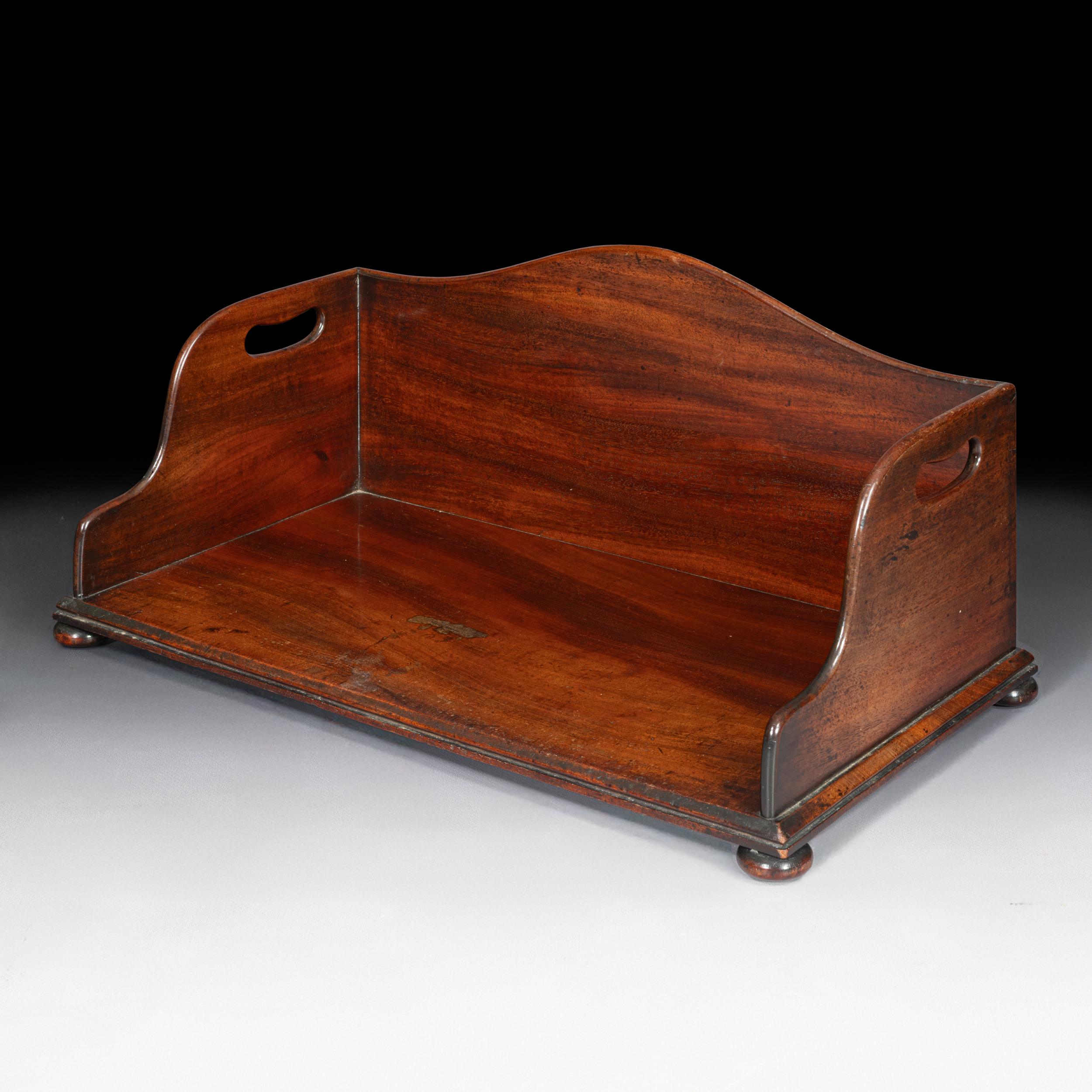 18th Century English Georgian Mahogany Library Book Trough / Tray Stand im Zustand „Gut“ im Angebot in Dublin, IE