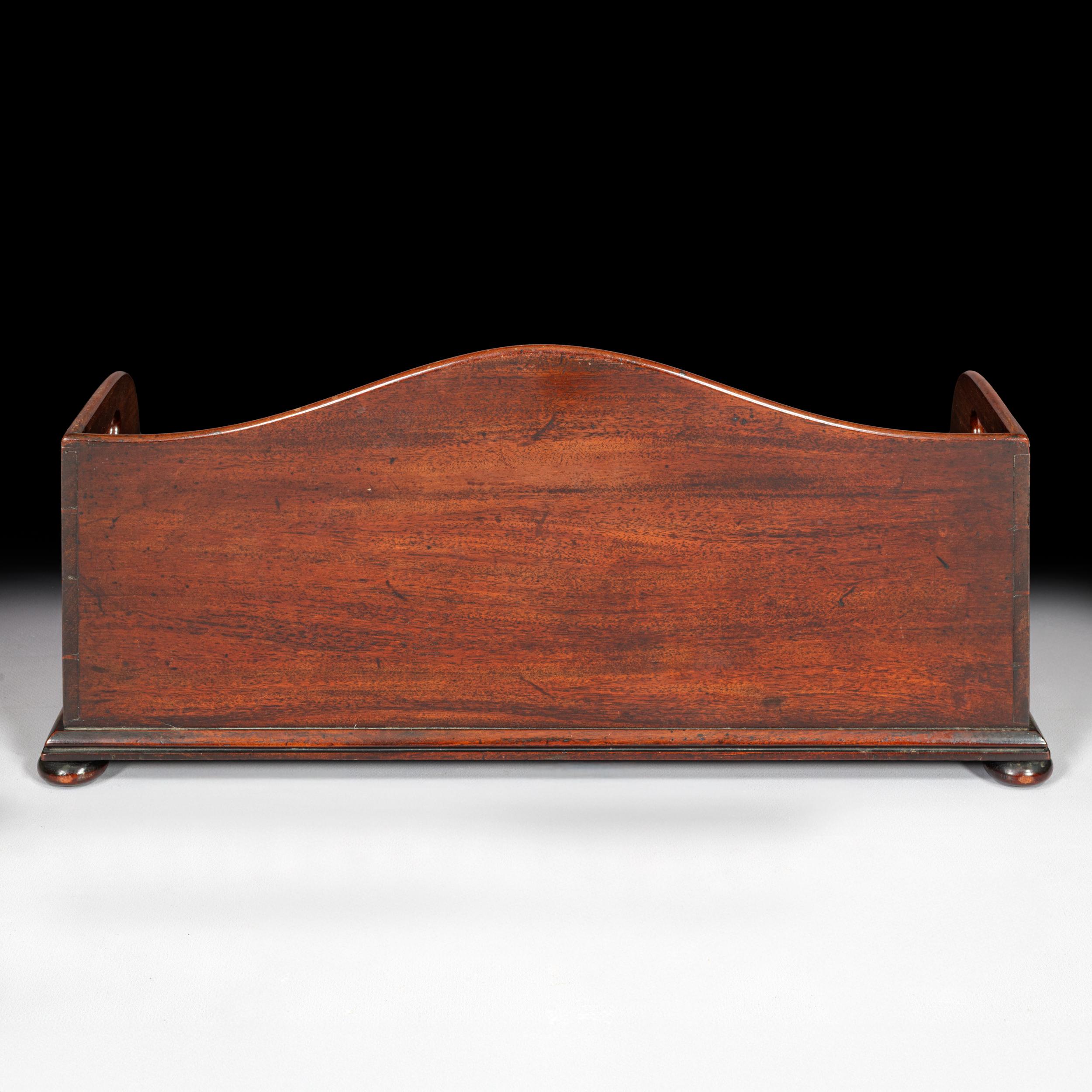 18th Century English Georgian Mahogany Library Book Trough / Tray Stand (18. Jahrhundert) im Angebot