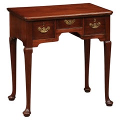 Commode basse anglaise géorgienne du 18ème siècle en acajou avec 3 tiroirs et pieds en forme de pattes