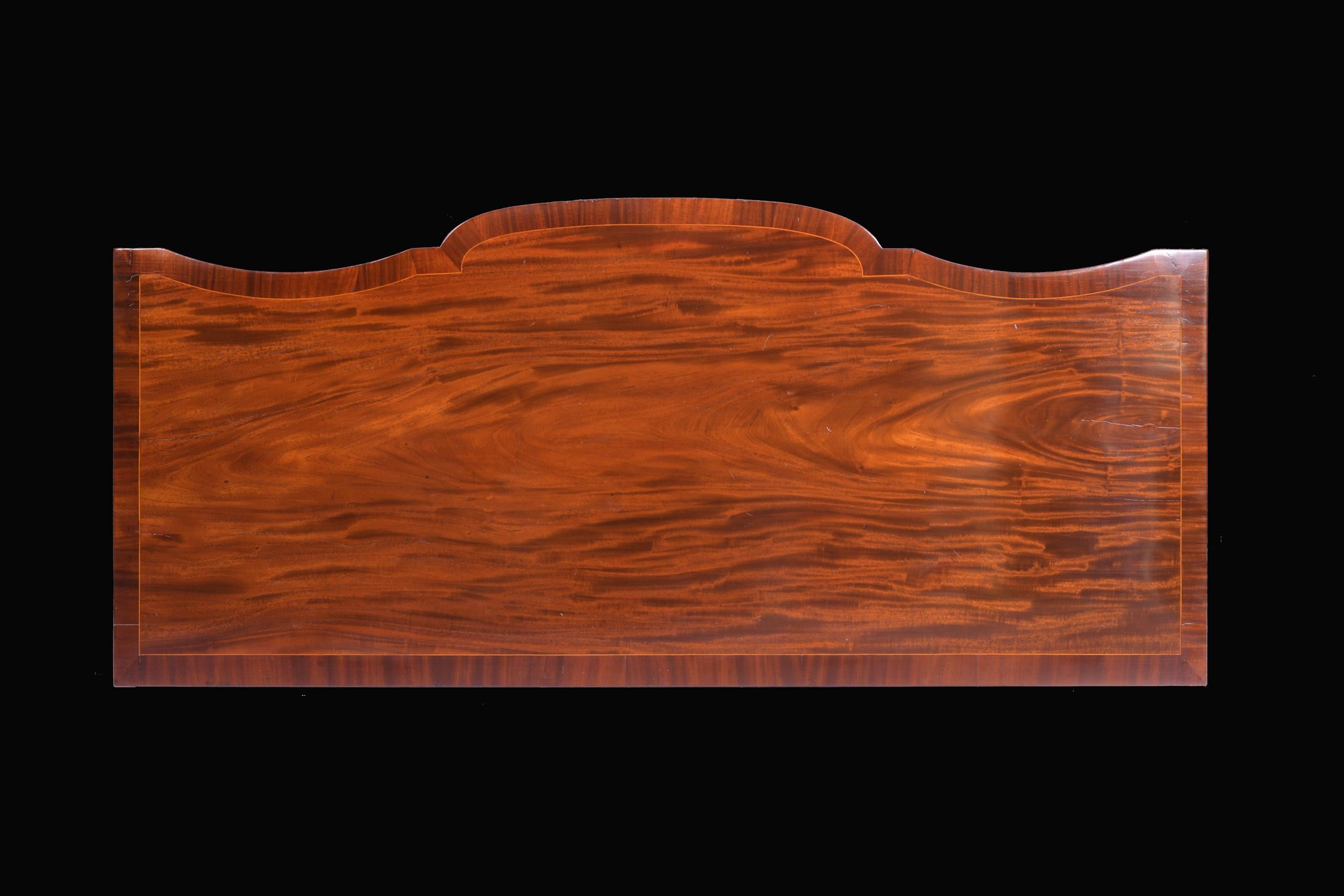 18th Century English Georgian Serpentine Shaped Sideboard For Sale 2