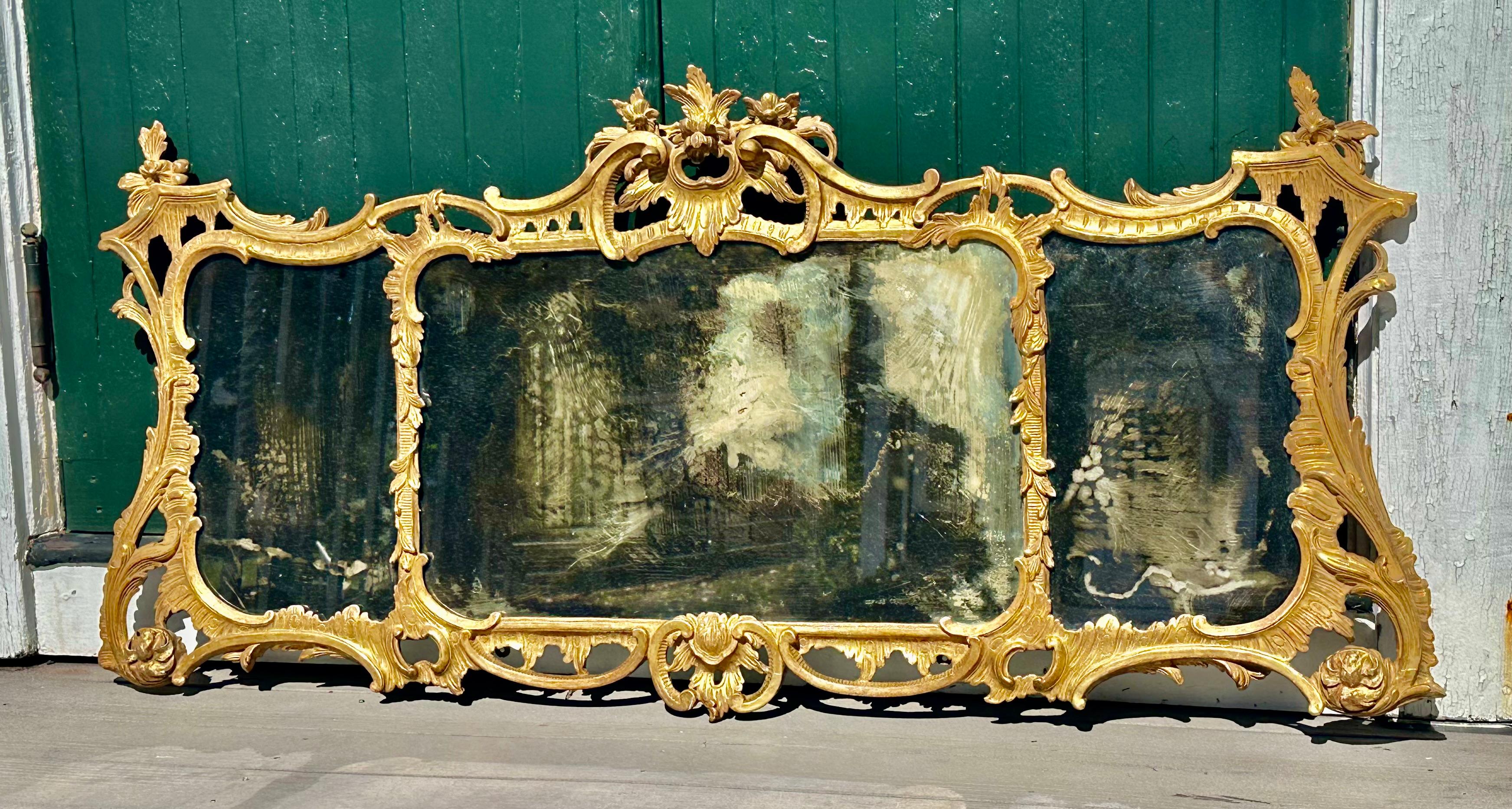 Miroir Chippendale Rococo en bois doré d'époque 18ème siècle.  Merveilleuse dorure ancienne.  Sculptée de façon exquise.  Plaque de miroir ancienne en détresse.  Cloison à trois sections.  Inspiration Chinoiserie 

Provenance : Winter Antique Show,