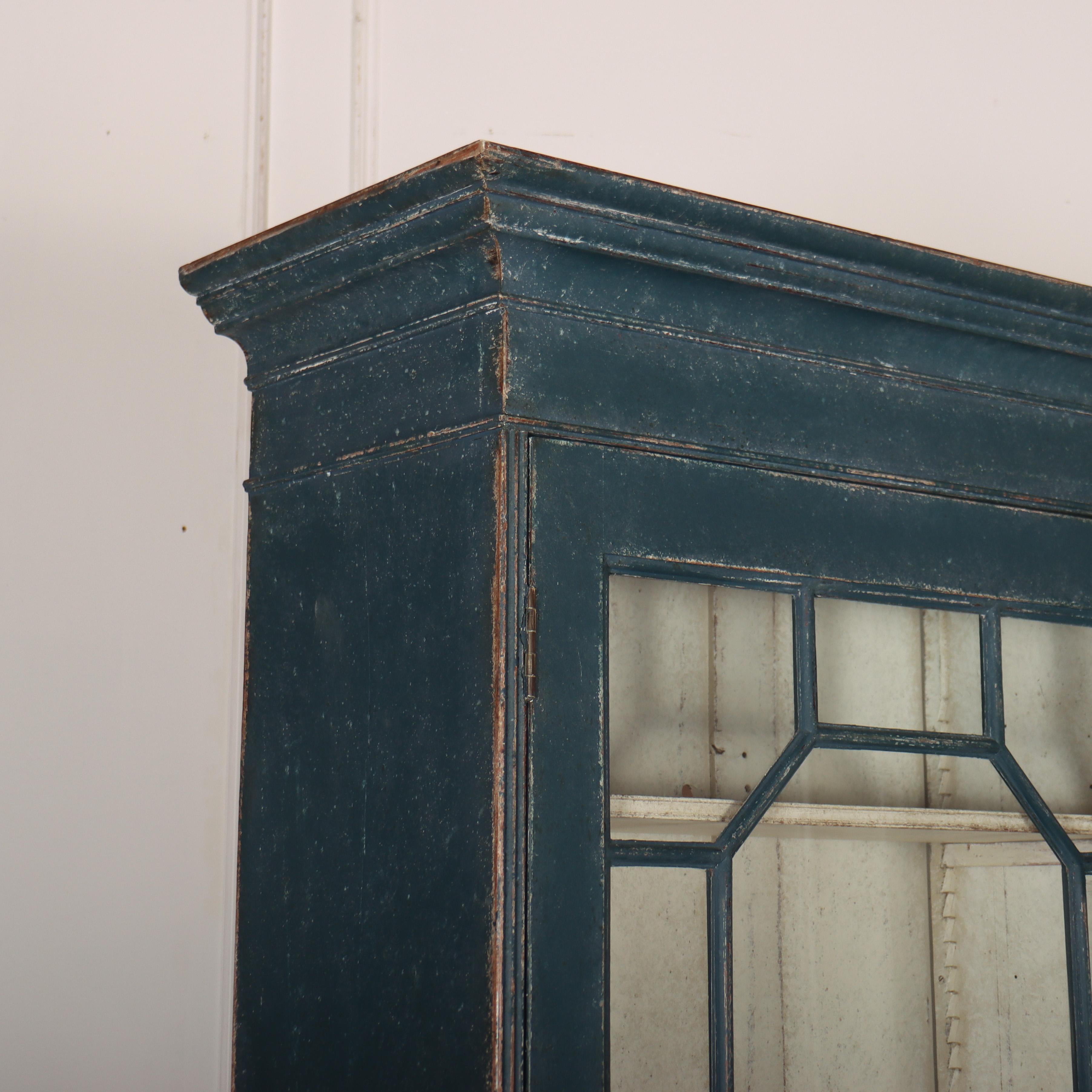 Merveilleuse bibliothèque/armoire vitrée en pin anglais de la fin du 18e siècle. 1790. 

Les étagères sont réglables. Cette pièce devra être fixée au mur. 

Profondeur interne de l'étagère : 27 cm (10,5 pouces)


Code : 9195

Dimensions :
W: 62