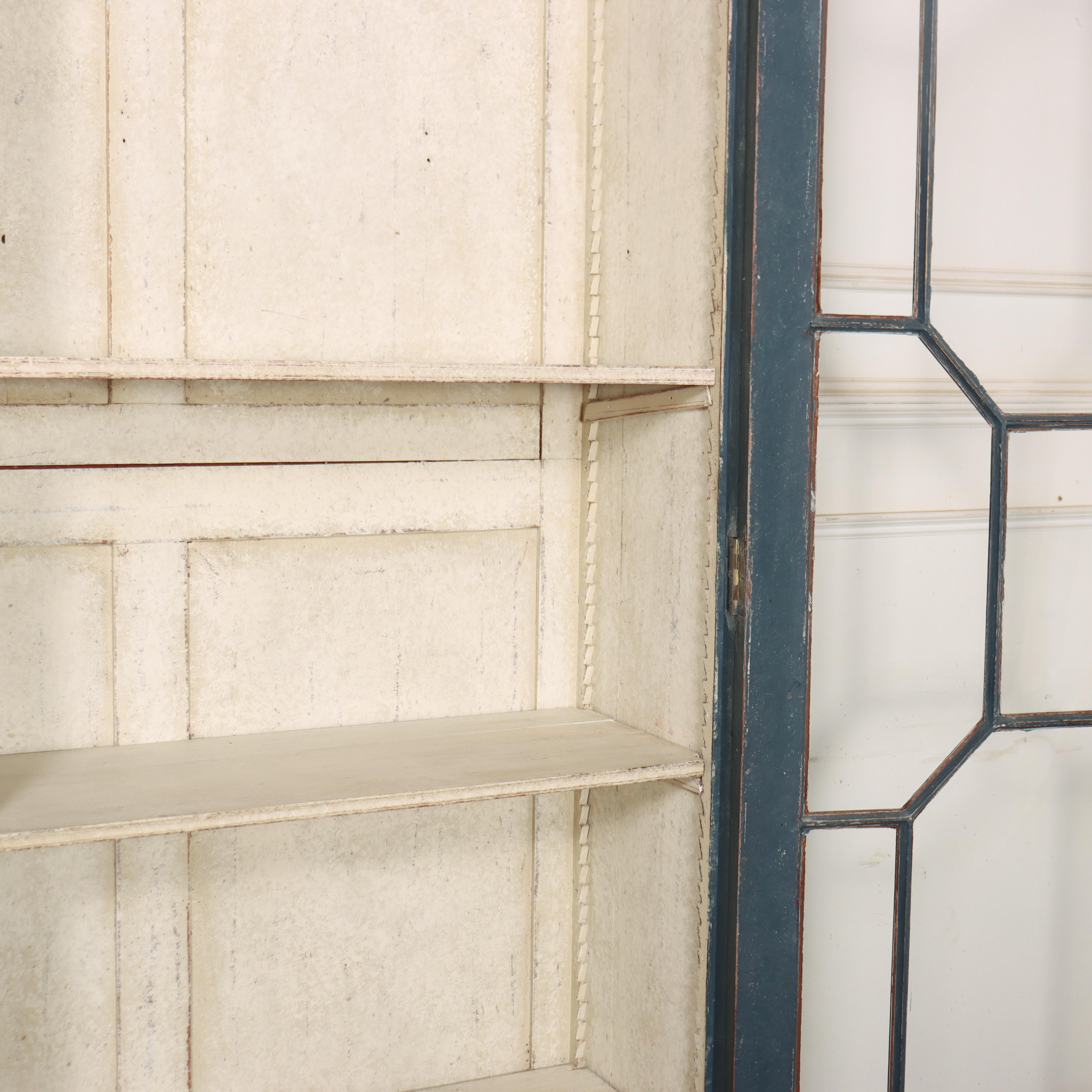 Bibliothèque anglaise vitrée du 18e siècle en vente 1