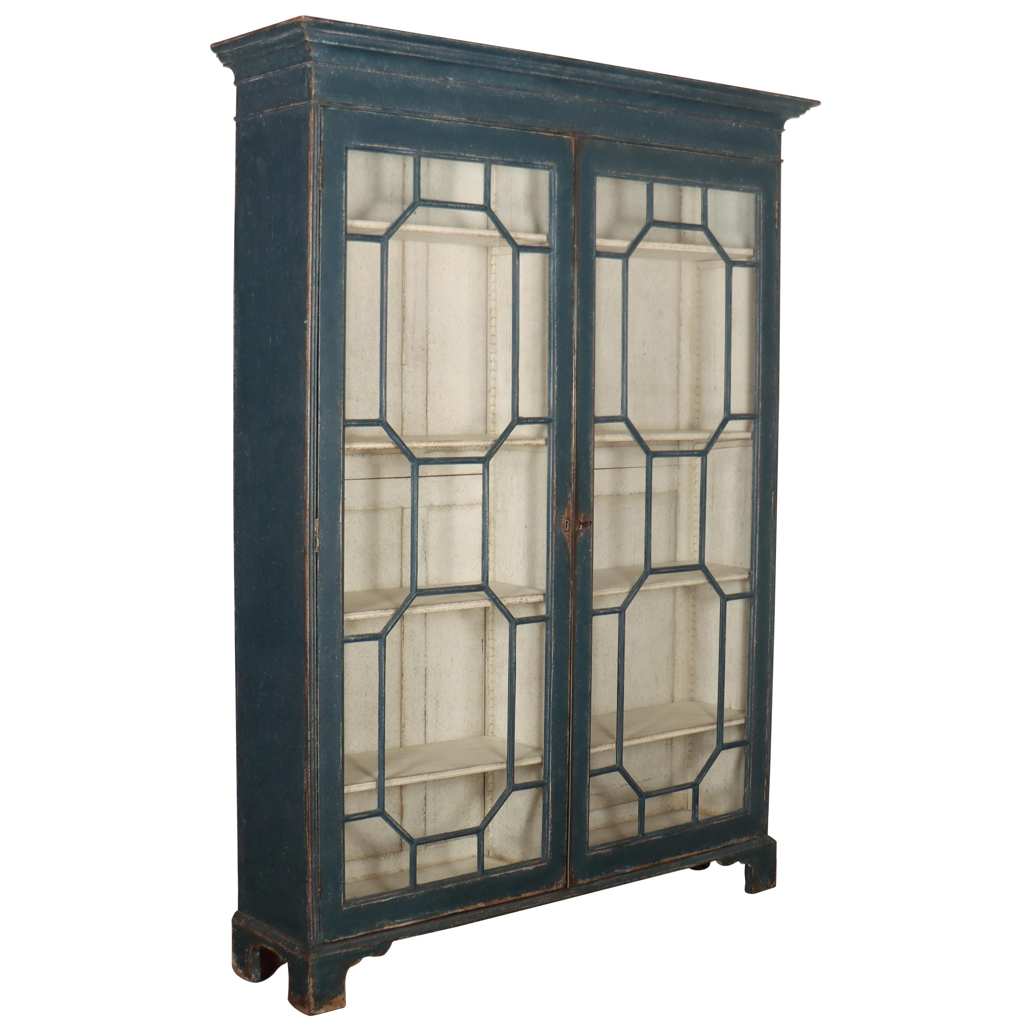 Bibliothèque anglaise vitrée du 18e siècle en vente