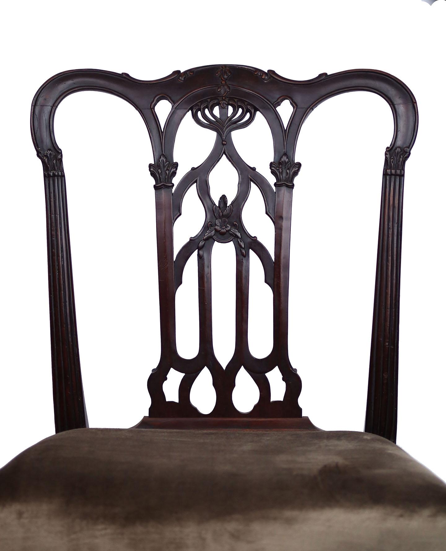 18th Century English Gothic Chippendale Mahogany Side Chair in Grey Velvet im Zustand „Gut“ in Brooklyn, NY