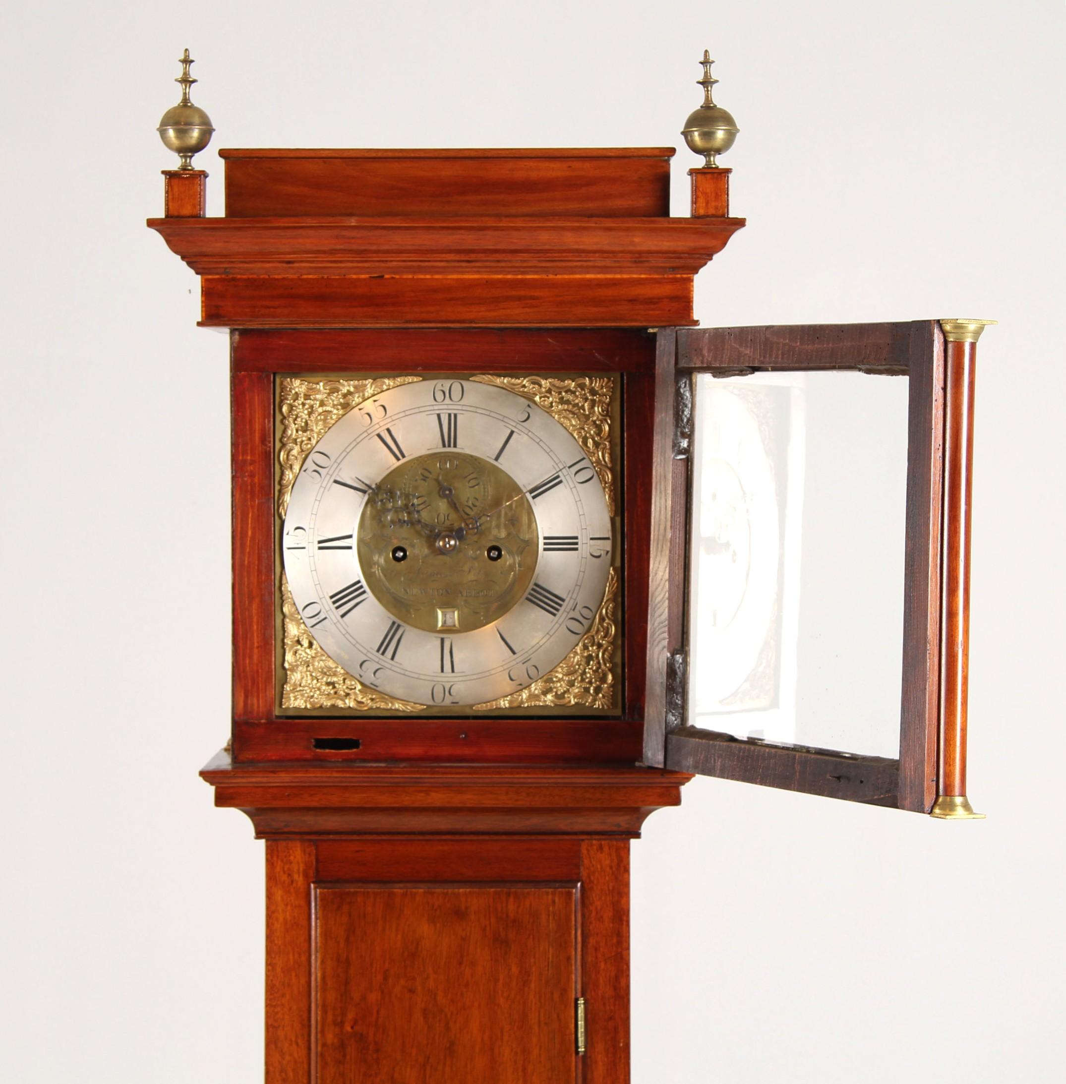 Horloge ancienne George III de Newton Abbot

Angleterre (Newton Abbot)
Acajou
vers 1790

Dimensions : H x L x P : 207 x 50 x 27 cm : H x L x P : 207 x 50 x 27 cm

Description :
Coffret en bois d'acajou massif, au grain calme, dans le style typique