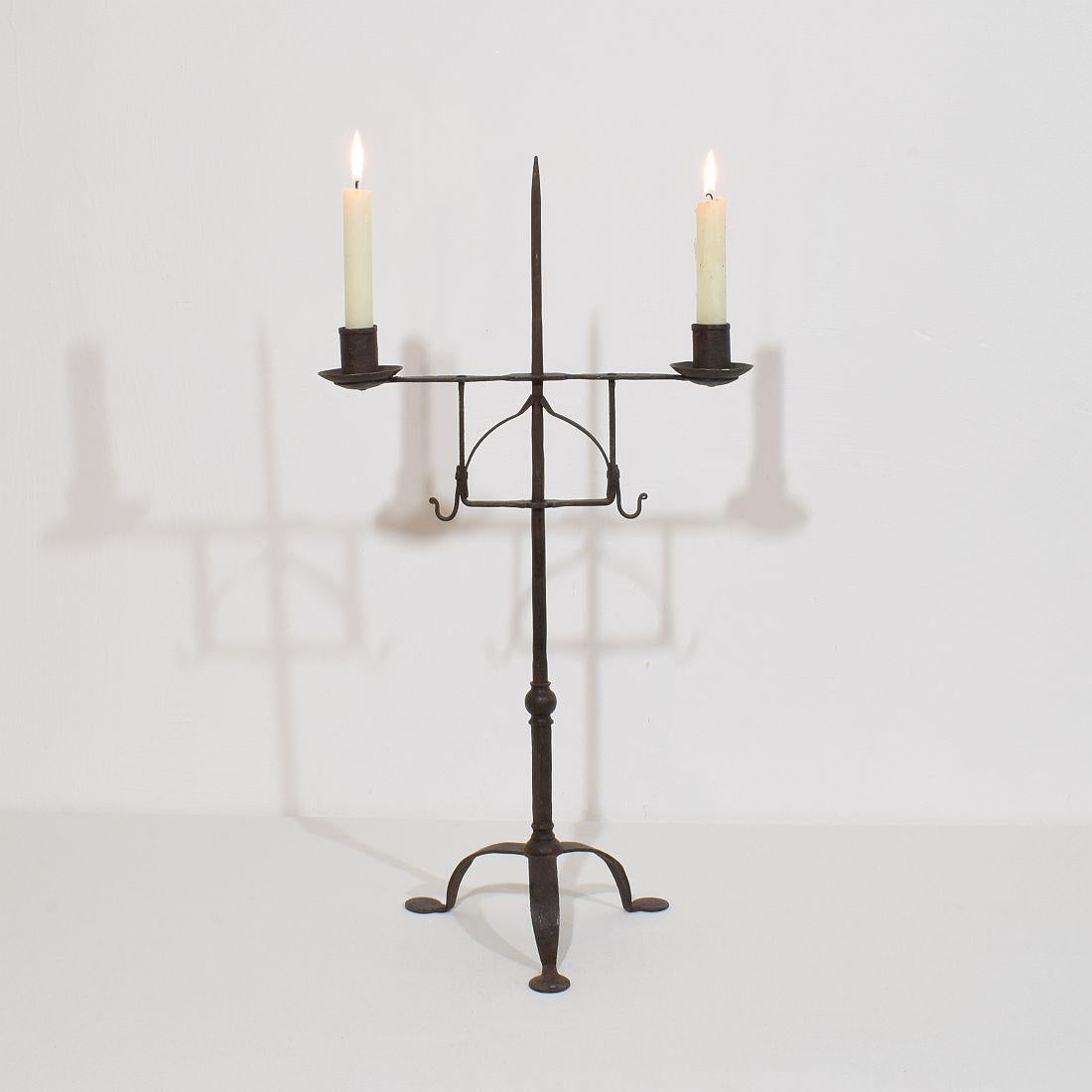 Bellissimo candelabro in ferro forgiato a mano, Inghilterra, circa 1700-1800. Nonostante l'età è in ottime condizioni. Il portacandele può essere regolato in altezza.