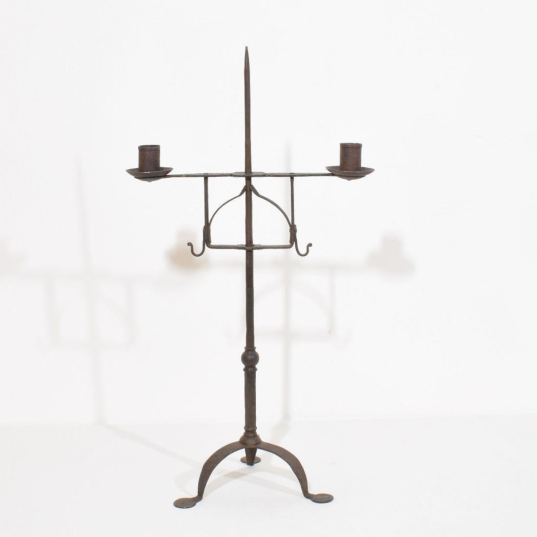 18th Century English Hand Forged Iron Candleholder In Good Condition For Sale In Buisson, FR