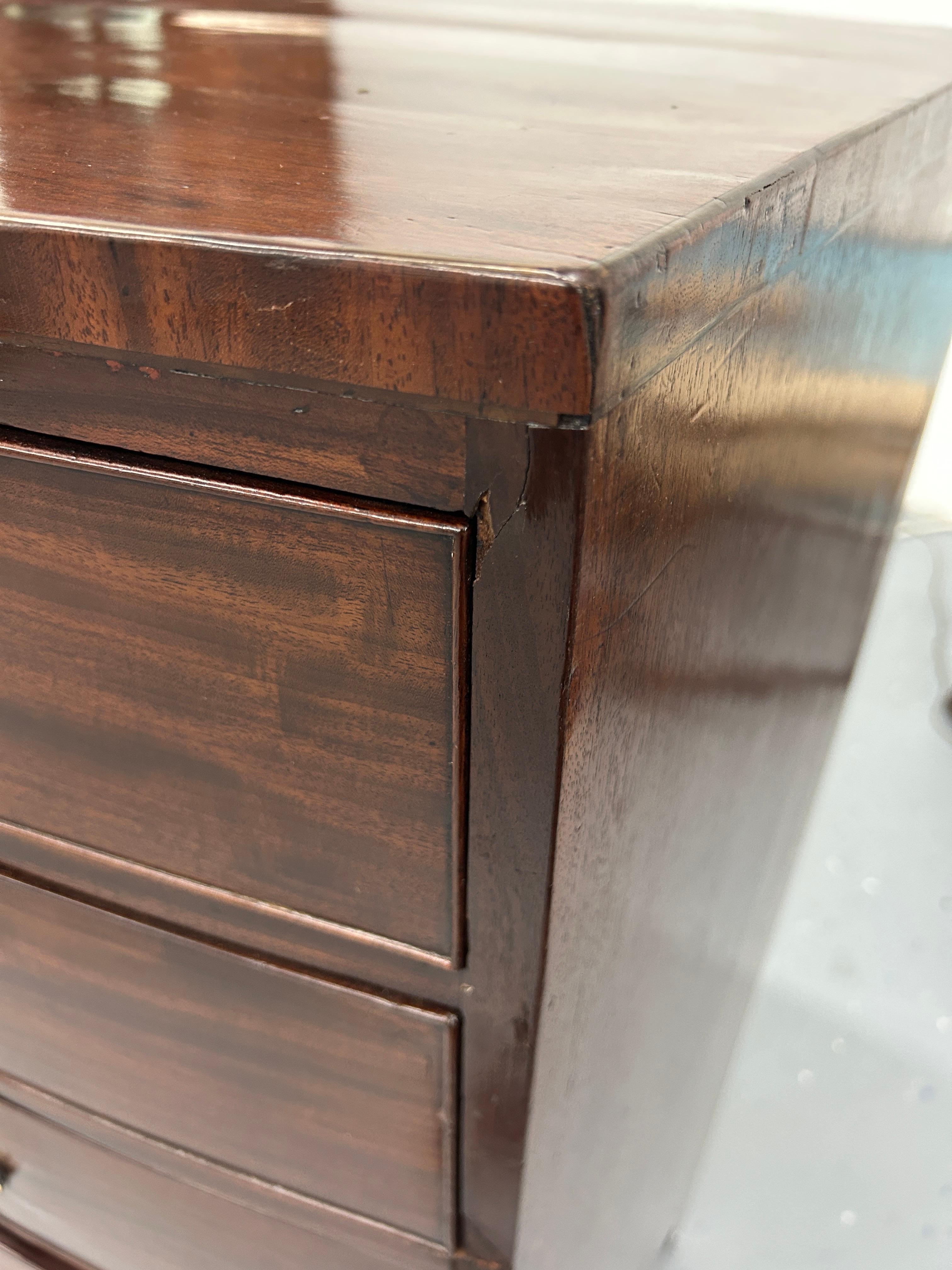 18th Century English Hepplewhite Chest of drawers 8