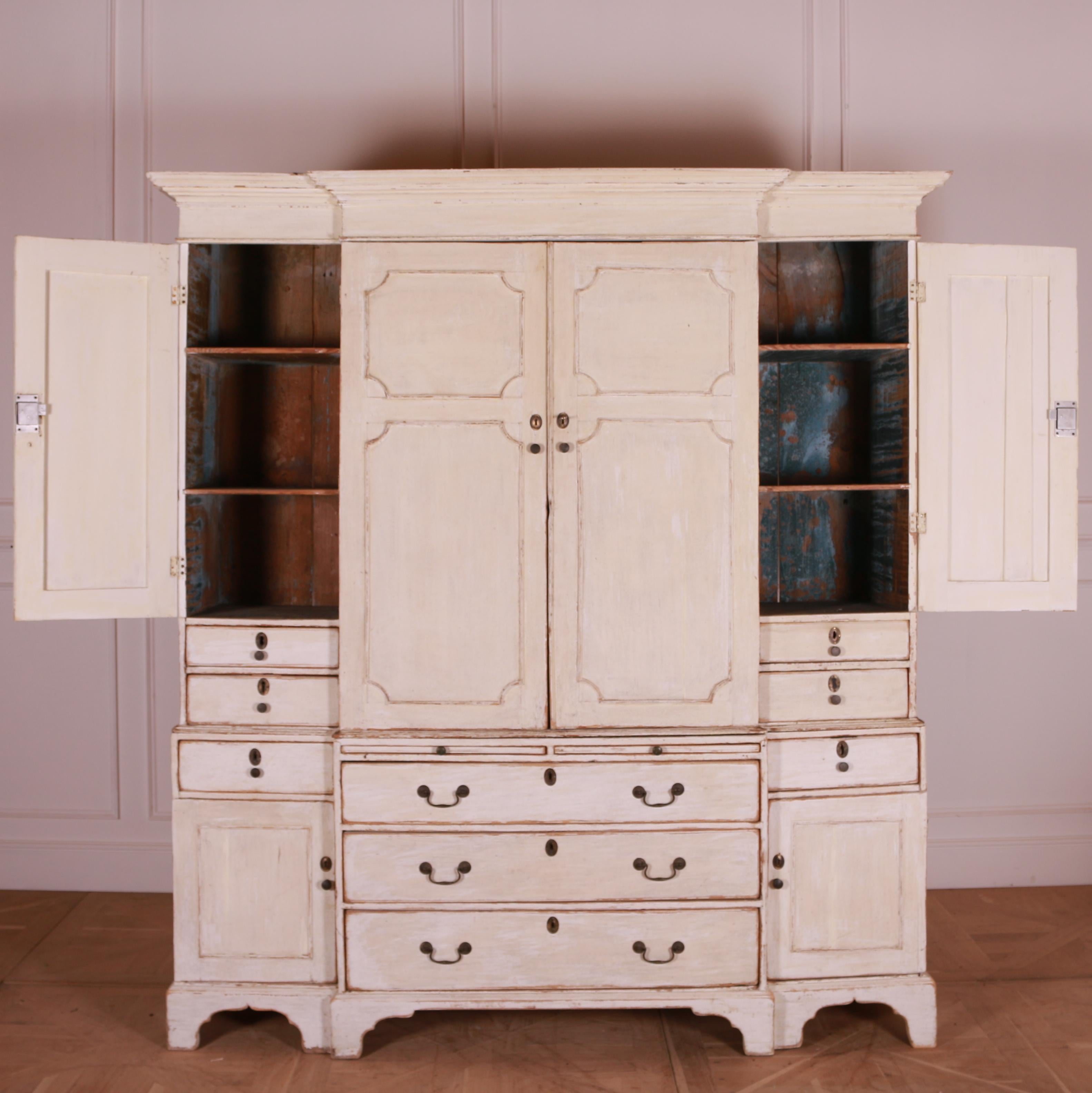 Armoire de garde-robe anglaise du XVIIIe siècle en vente 1