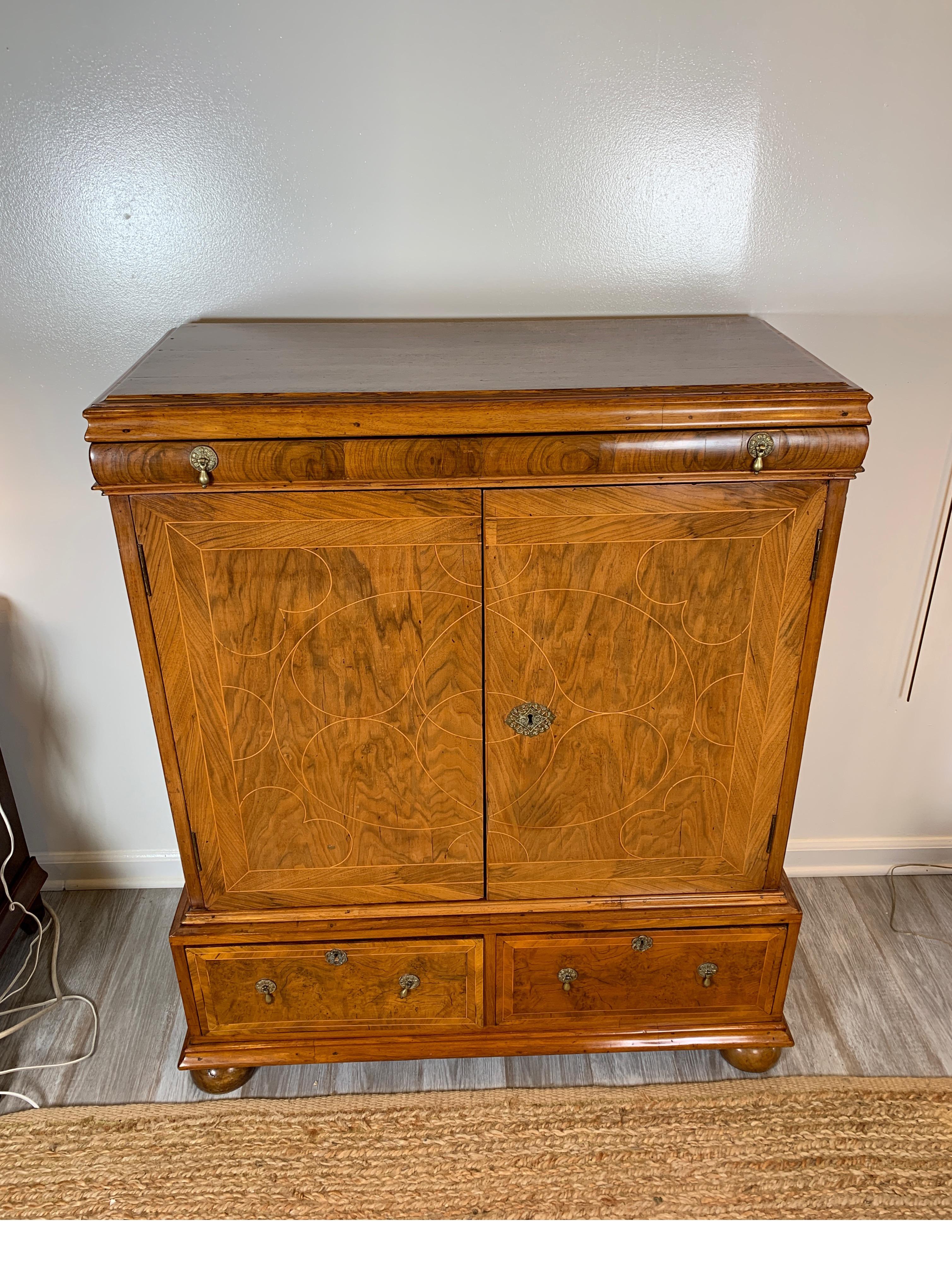 18th century English inlaid cabinet-on-stand, walnut, satinwood and oak
in very nice condition with many compartments and drawers.
A very nice piece of early handcrafted furniture
Dimensions: 49