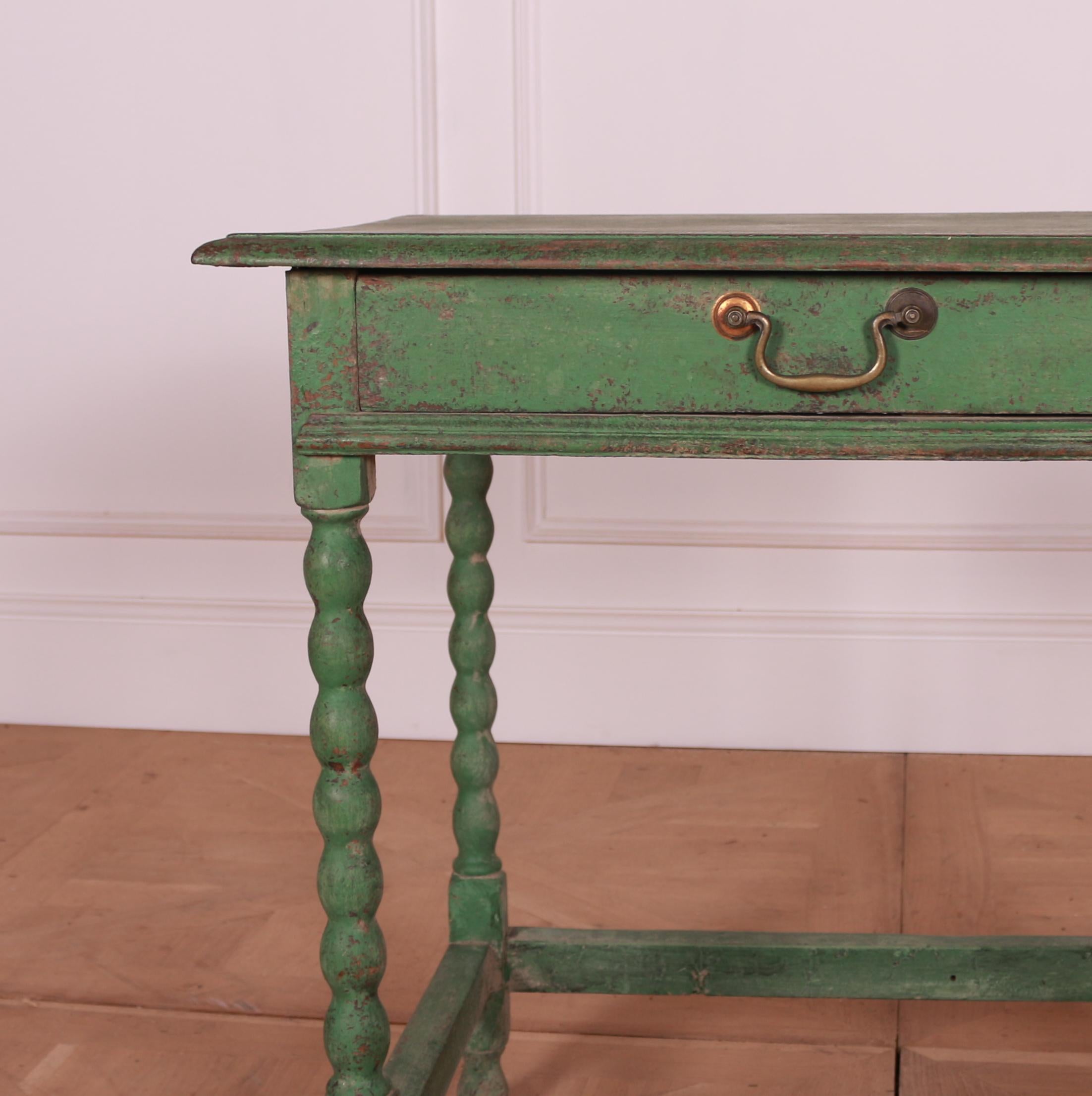 Petite table d'appoint à un tiroir en chêne peint du 18e siècle. 1790.

Dimensions
26 pouces (66 cms) de large
Profondeur de 50 cm (19.5 inches)
67 cm de haut.

    