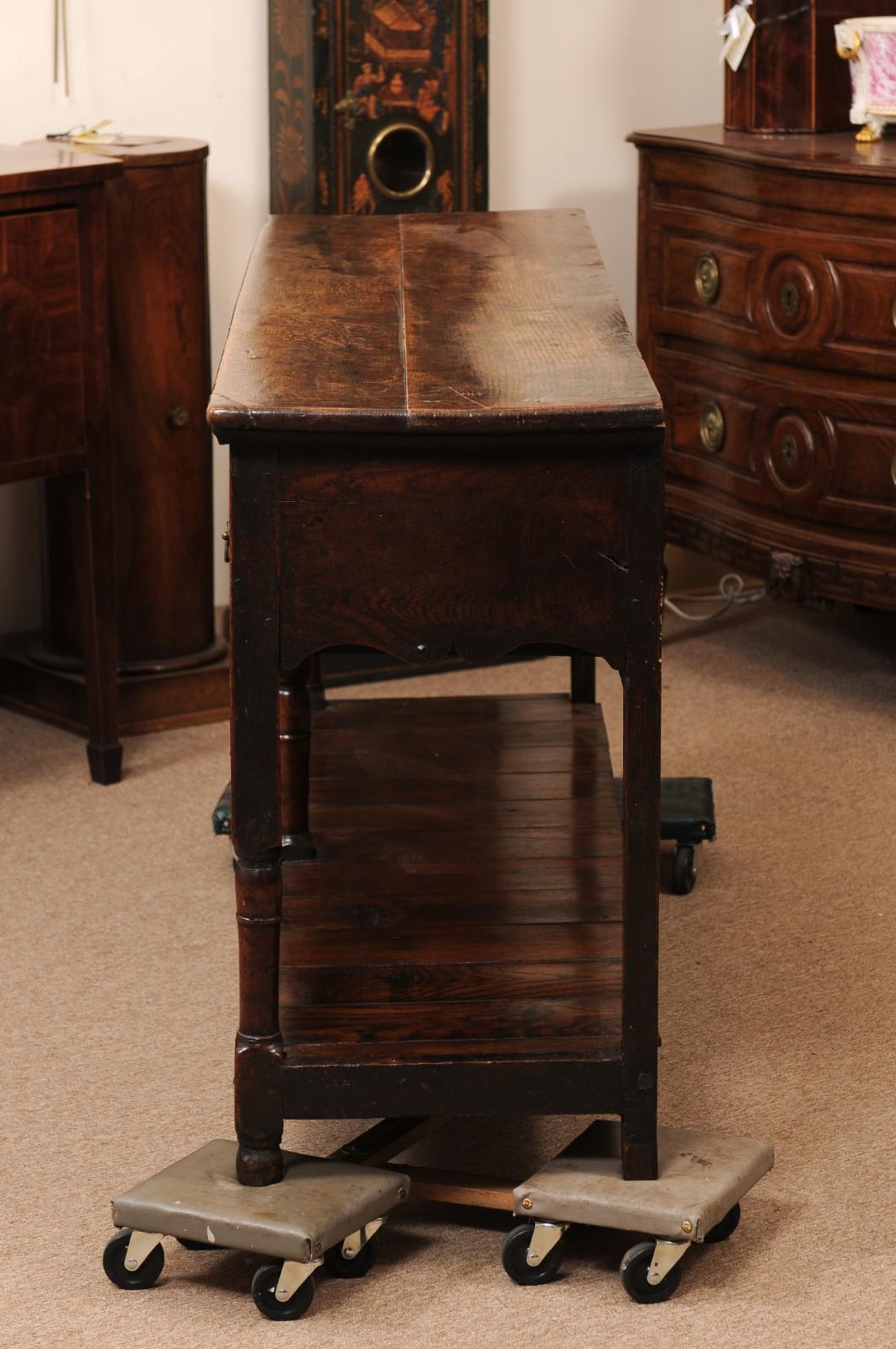 Base de commode longue anglaise du 18ème siècle en chêne avec 3 tiroirs en vente 4