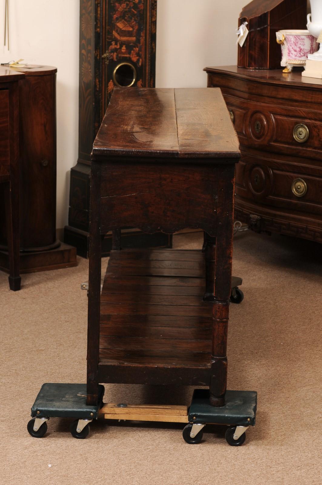 Chêne Base de commode longue anglaise du 18ème siècle en chêne avec 3 tiroirs en vente