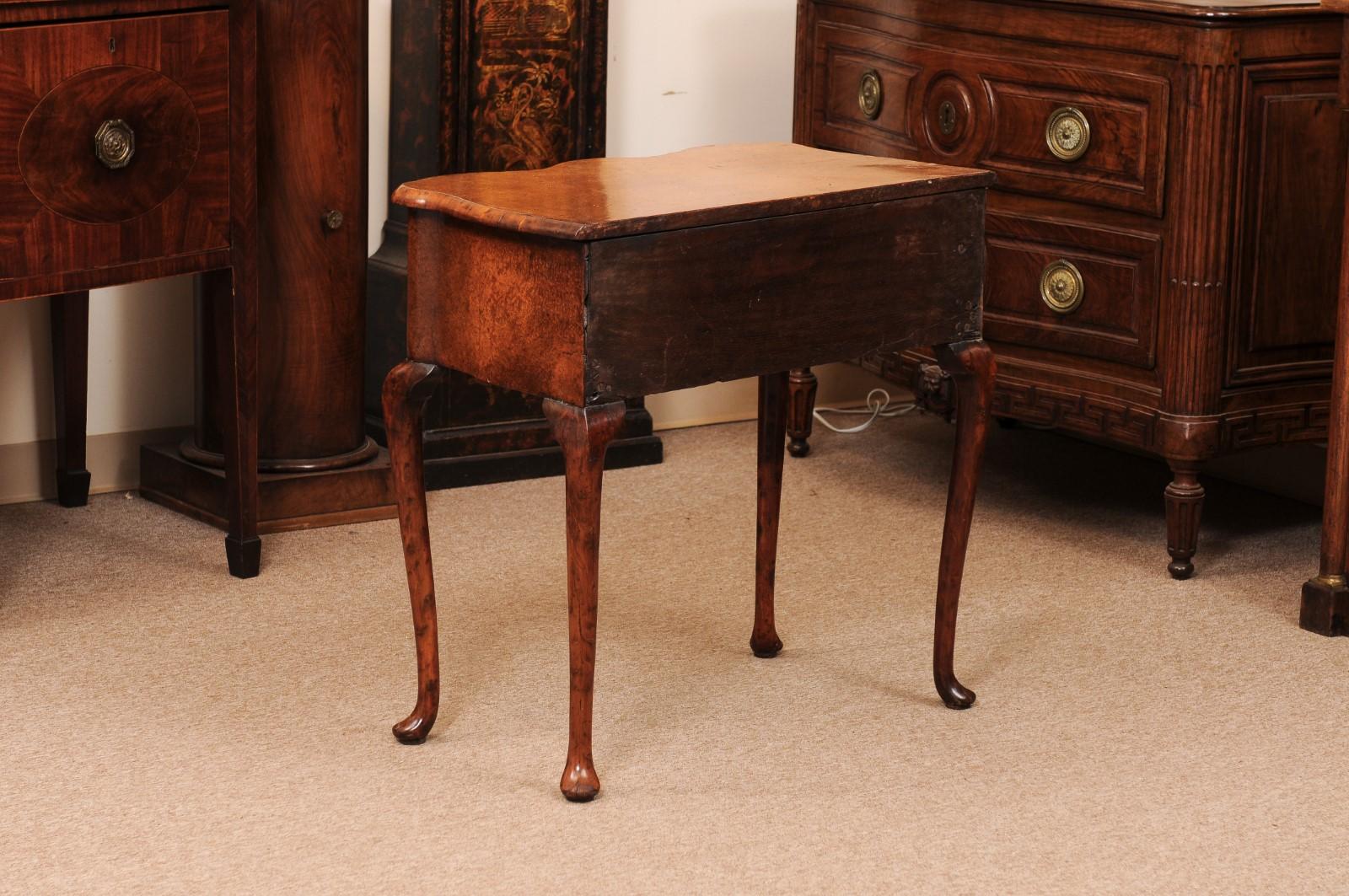18th Century English Lowboy in Mulberry with Serpentine Front and Pad Feet For Sale 4