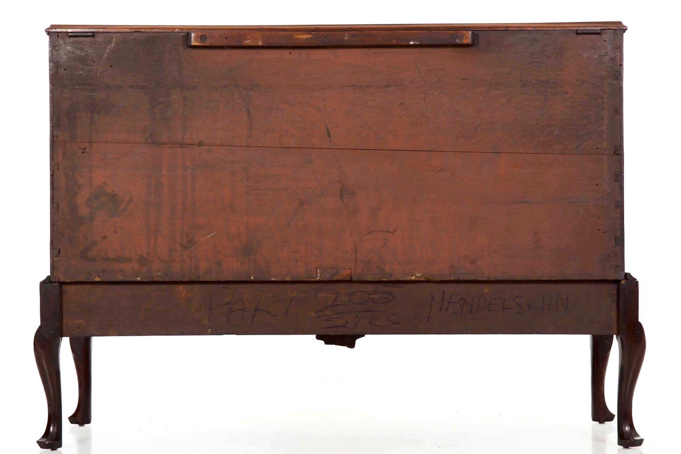 18. Jahrhundert Englisch Mahagoni Antike Decke Brust Wein Storage Cabinet im Zustand „Gut“ in Shippensburg, PA