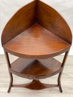 Englischer Mahagoni-Ecktisch mit Bogenfront aus dem 18. Jahrhundert