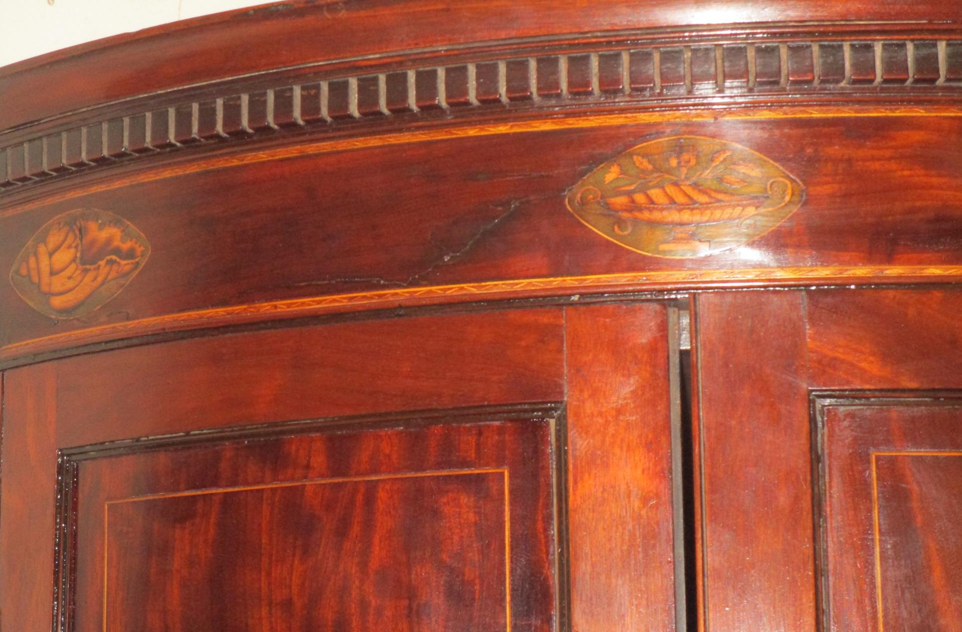 Regency Armoire d'angle suspendue anglaise du 18ème siècle en acajou avec façade en arc de cercle en vente