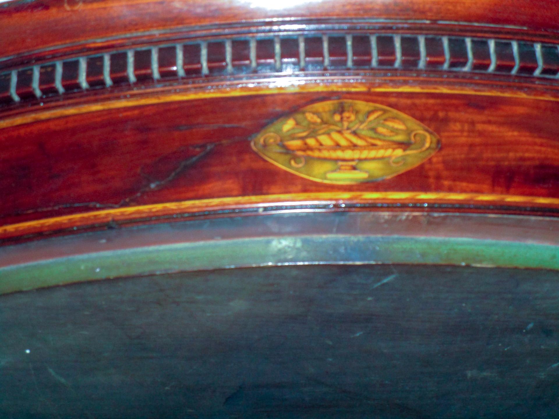 Englisches Eckschrank aus Mahagoni mit Bogenfront aus dem 18. Jahrhundert im Angebot 2