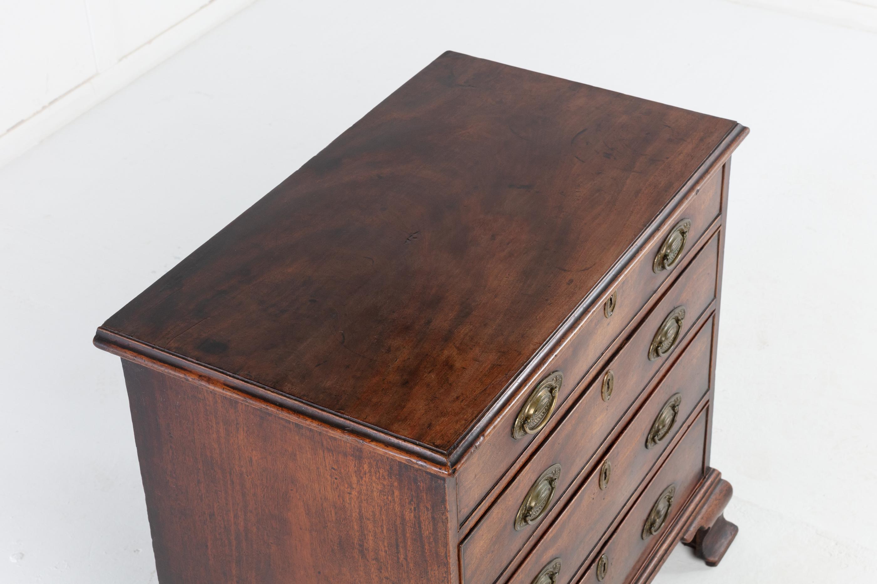 British 18th Century English Mahogany Chest of Drawers For Sale