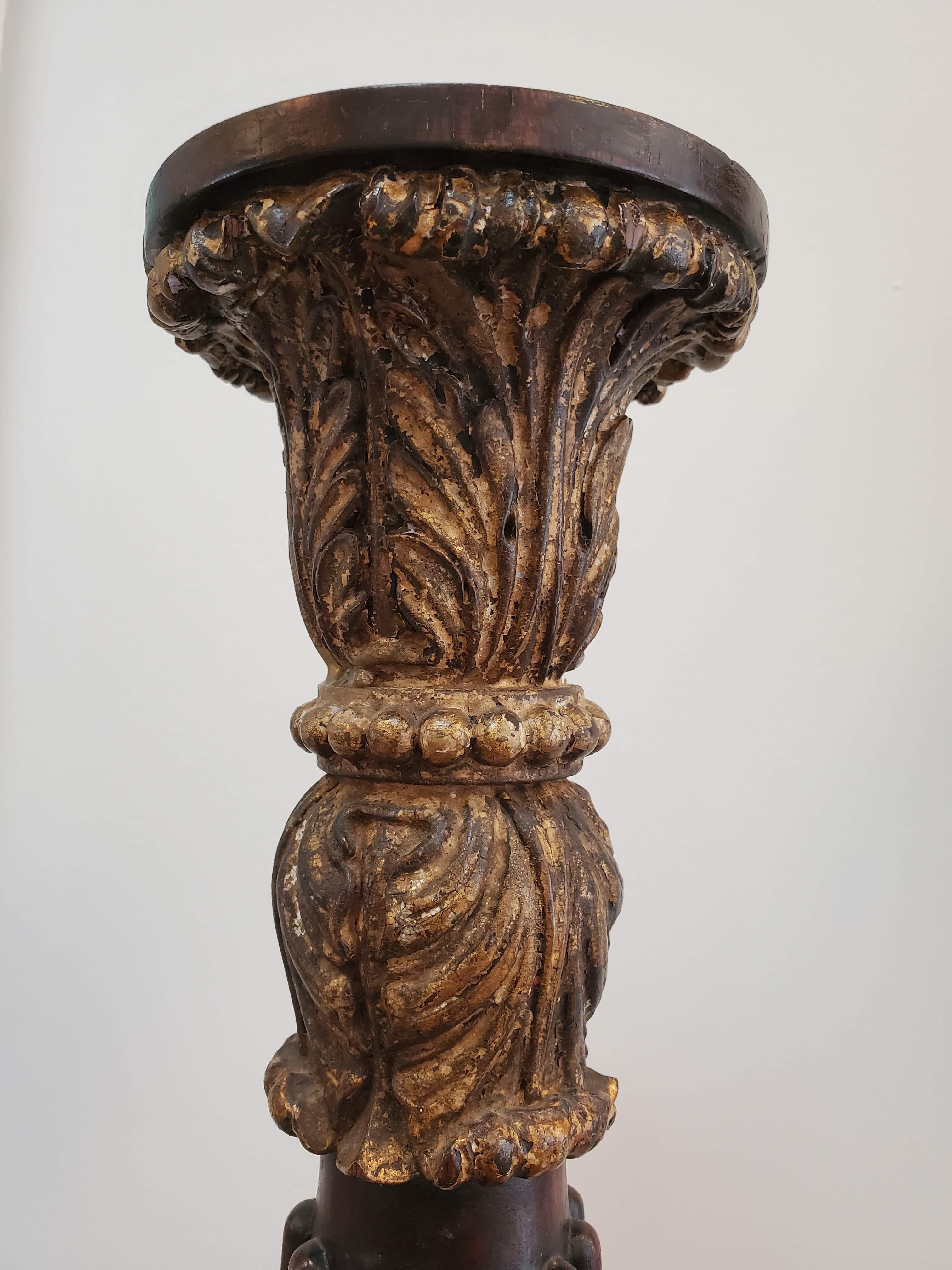 18th century English column made of Cuban mahogany with decorative edging and intricately carved capital. Base retains the original water gilding.
England, circa 1740
Measures: 32.5