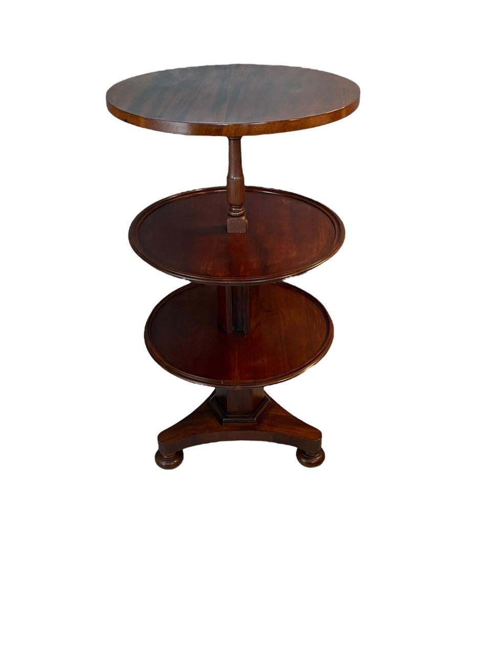 Table de dumbwaiter ronde extensible à trois niveaux en acajou du XVIIIe siècle anglais en vente 3