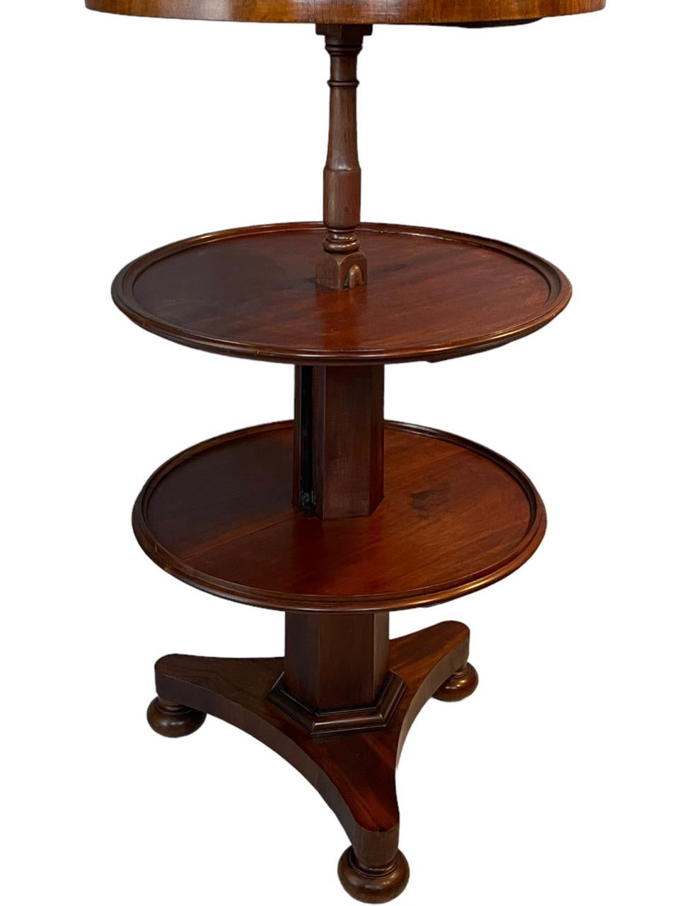 Table de dumbwaiter ronde extensible à trois niveaux en acajou du XVIIIe siècle anglais en vente 4