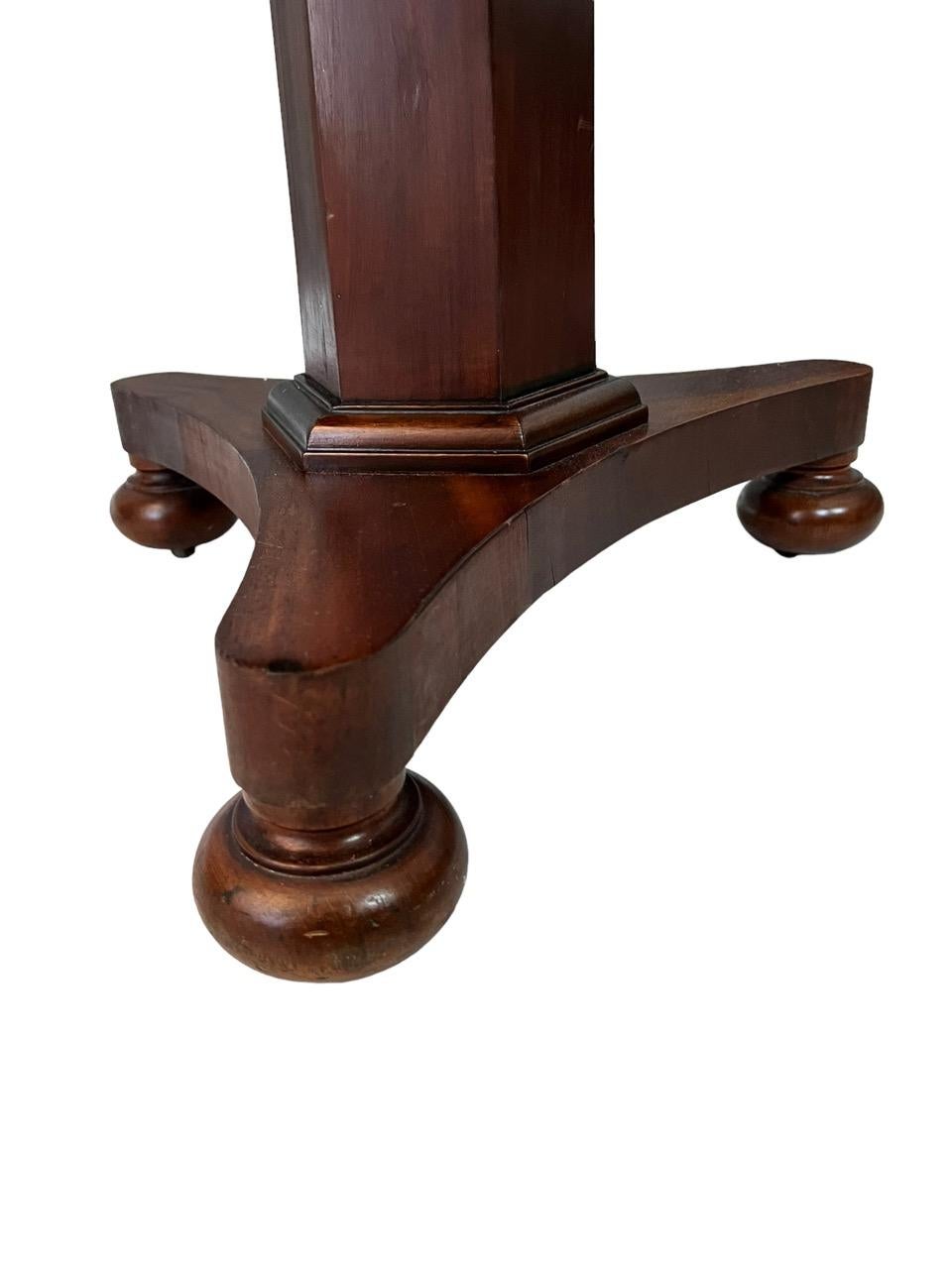 Table de dumbwaiter ronde extensible à trois niveaux en acajou du XVIIIe siècle anglais en vente 7