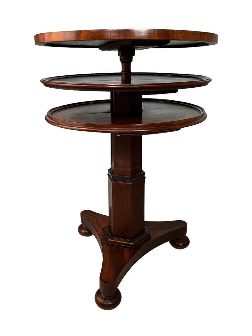 Englischer, ausziehbarer, runder, dreistöckiger Dumbwaiter-Tisch aus Mahagoni, 18. Jahrhundert (Handgeschnitzt)