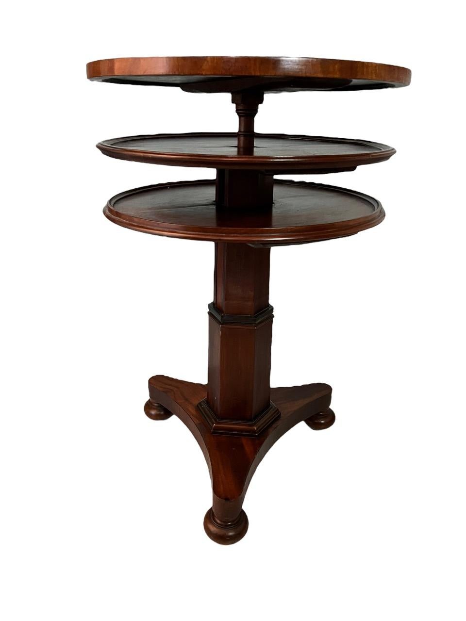 Sculpté à la main Table de dumbwaiter ronde extensible à trois niveaux en acajou du XVIIIe siècle anglais en vente