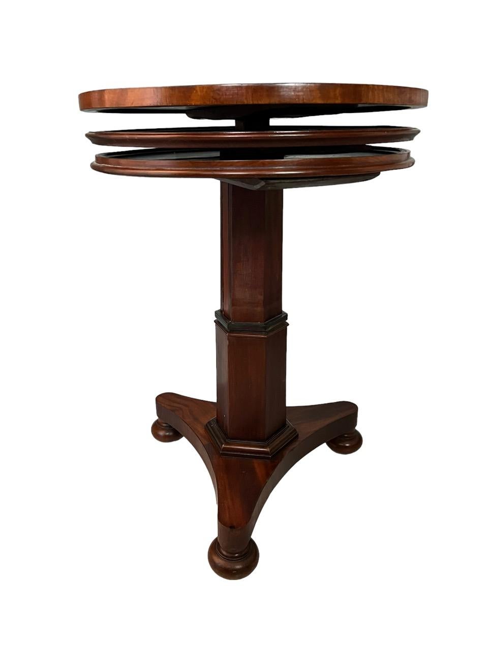 Englischer, ausziehbarer, runder, dreistöckiger Dumbwaiter-Tisch aus Mahagoni, 18. Jahrhundert (18. Jahrhundert und früher)