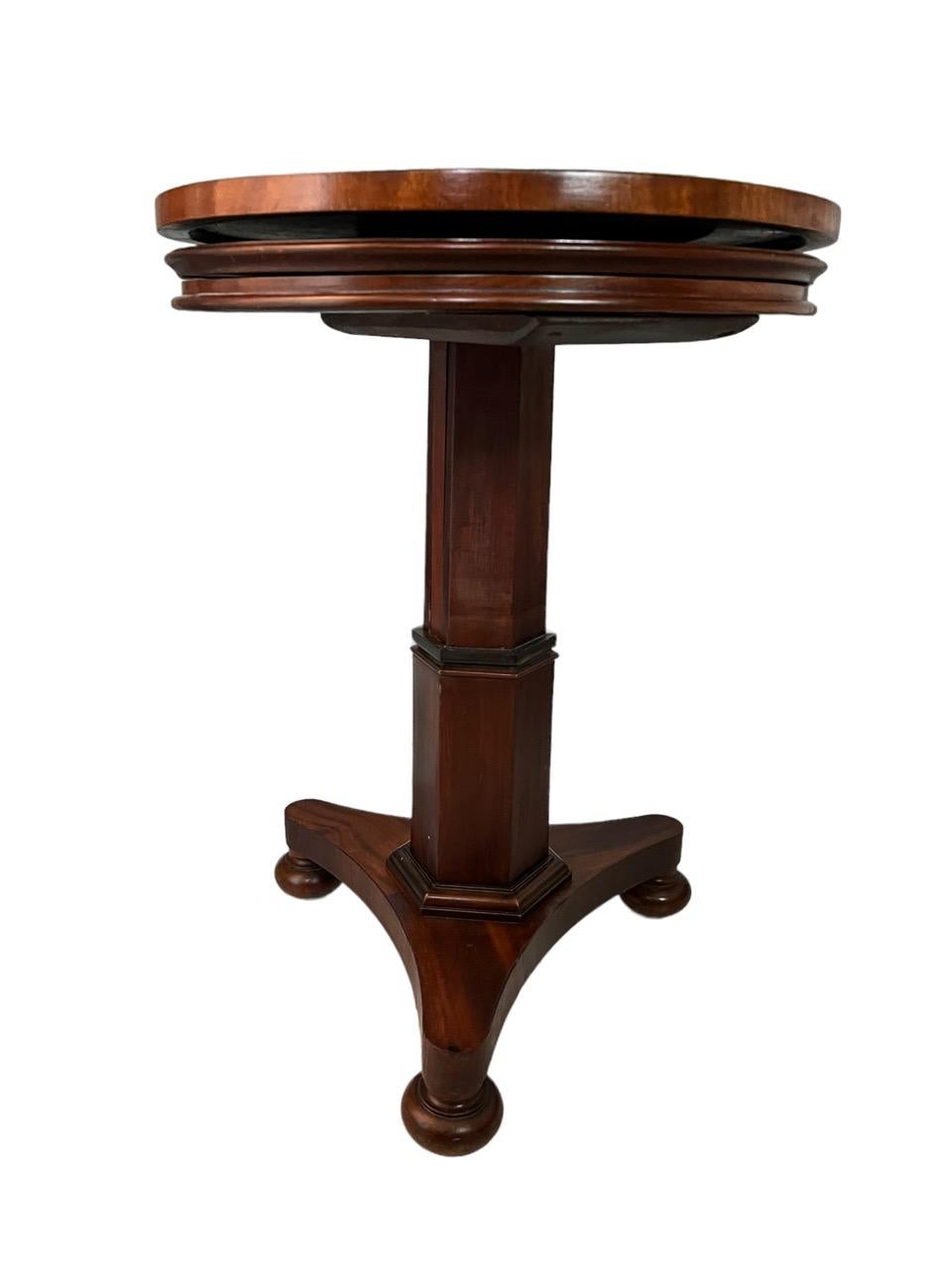 Bois Table de dumbwaiter ronde extensible à trois niveaux en acajou du XVIIIe siècle anglais en vente