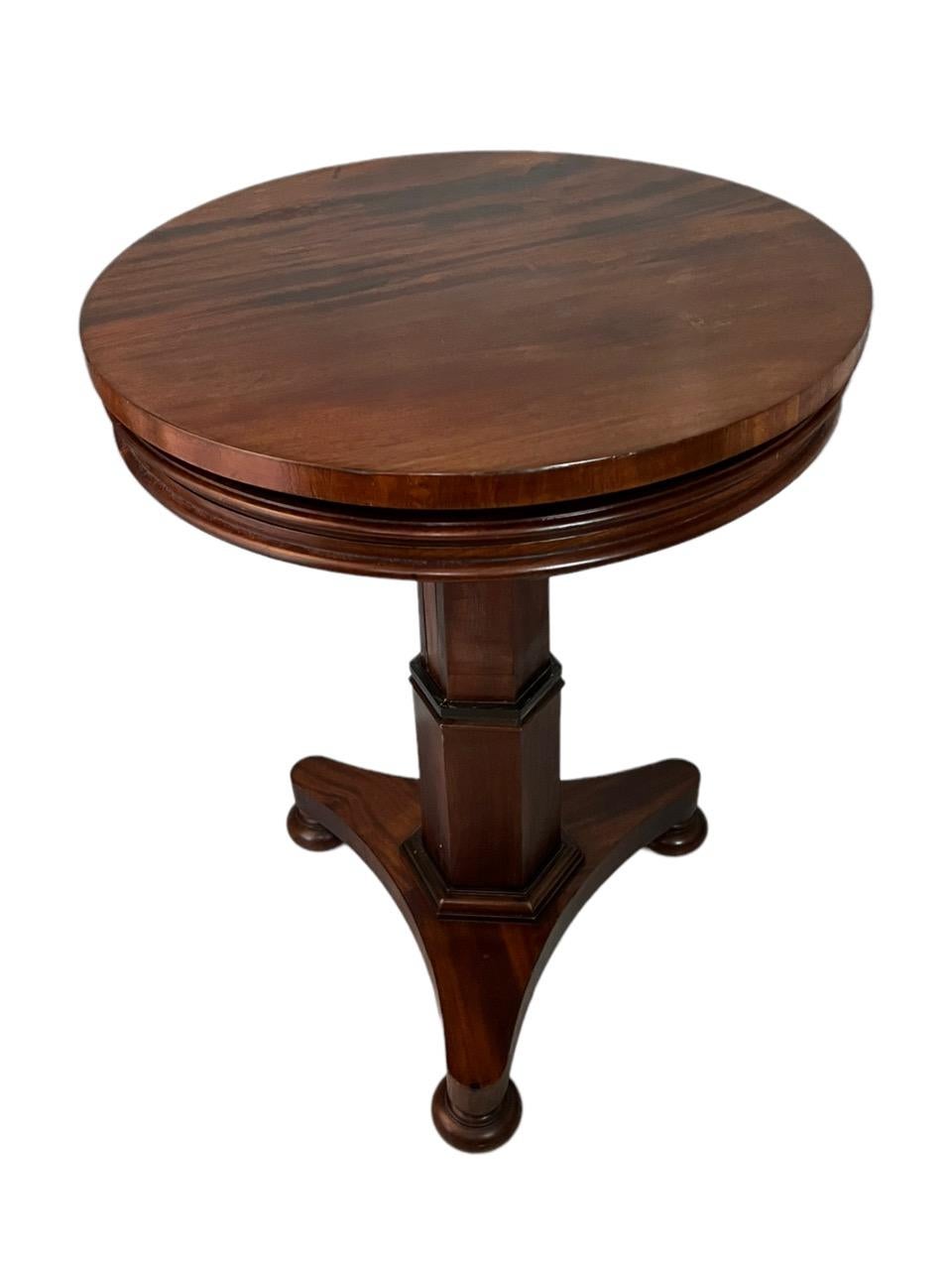 Table de dumbwaiter ronde extensible à trois niveaux en acajou du XVIIIe siècle anglais en vente 1
