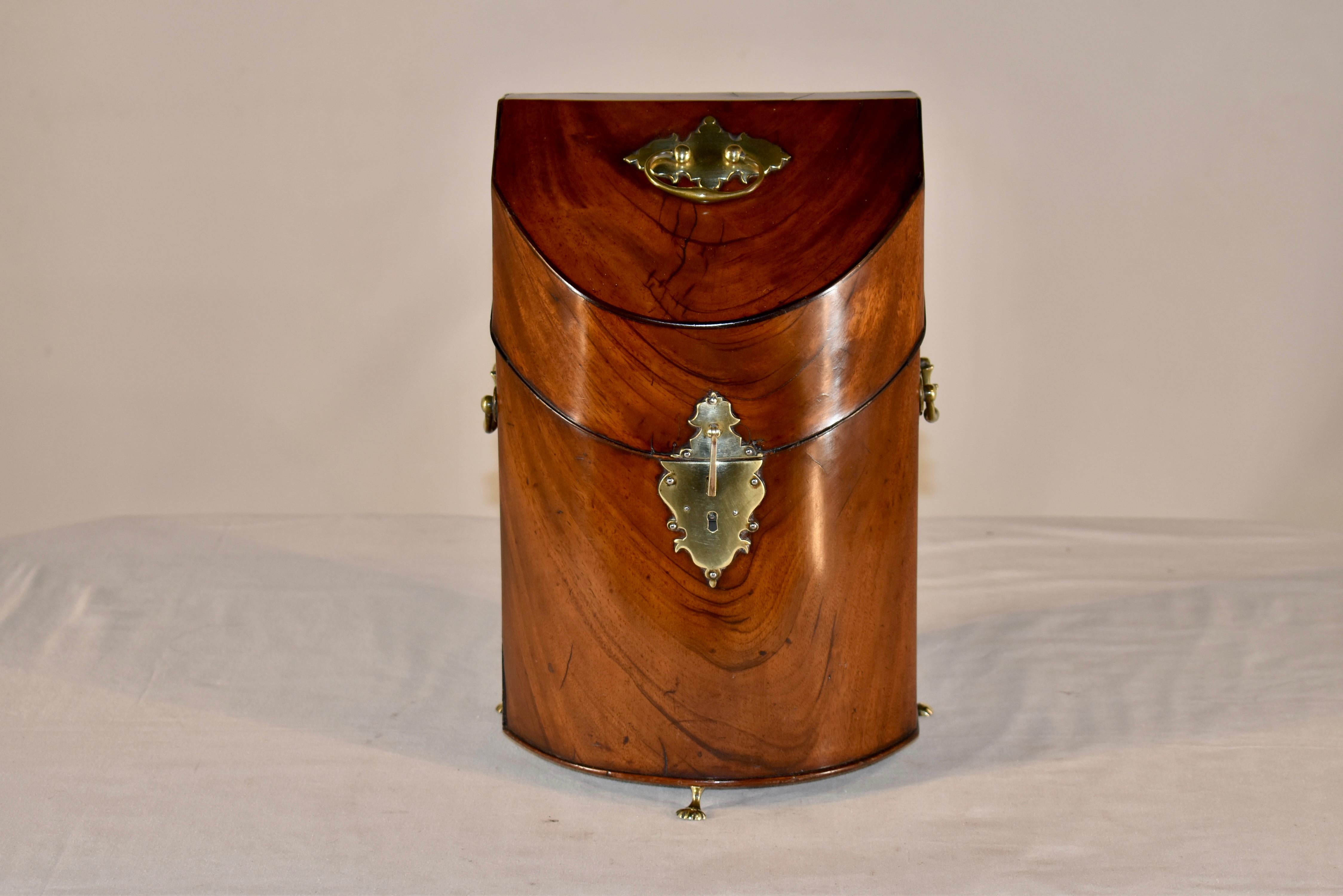 Preciosa caja de cuchillos georgiana de caoba procedente de Inglaterra.  La parte superior está inclinada y tiene un asa de latón para levantarla fácilmente.  La parte superior se levanta para revelar el herraje original para los cuchillos, con
