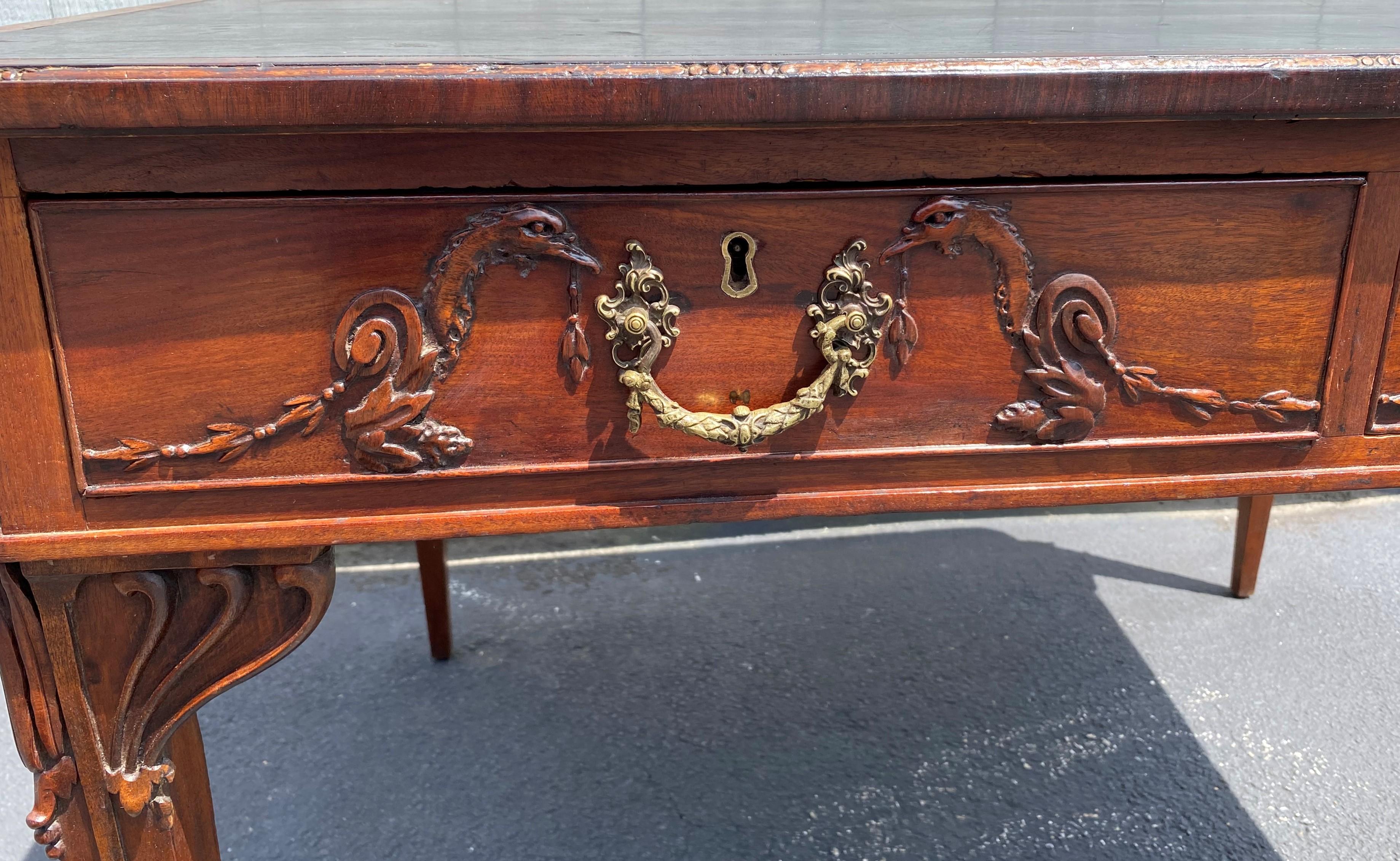 18. Jahrhundert Englisch Mahagoni Lederplatte Partner Schreibtisch mit geschnitzten Vögeln im Angebot 7