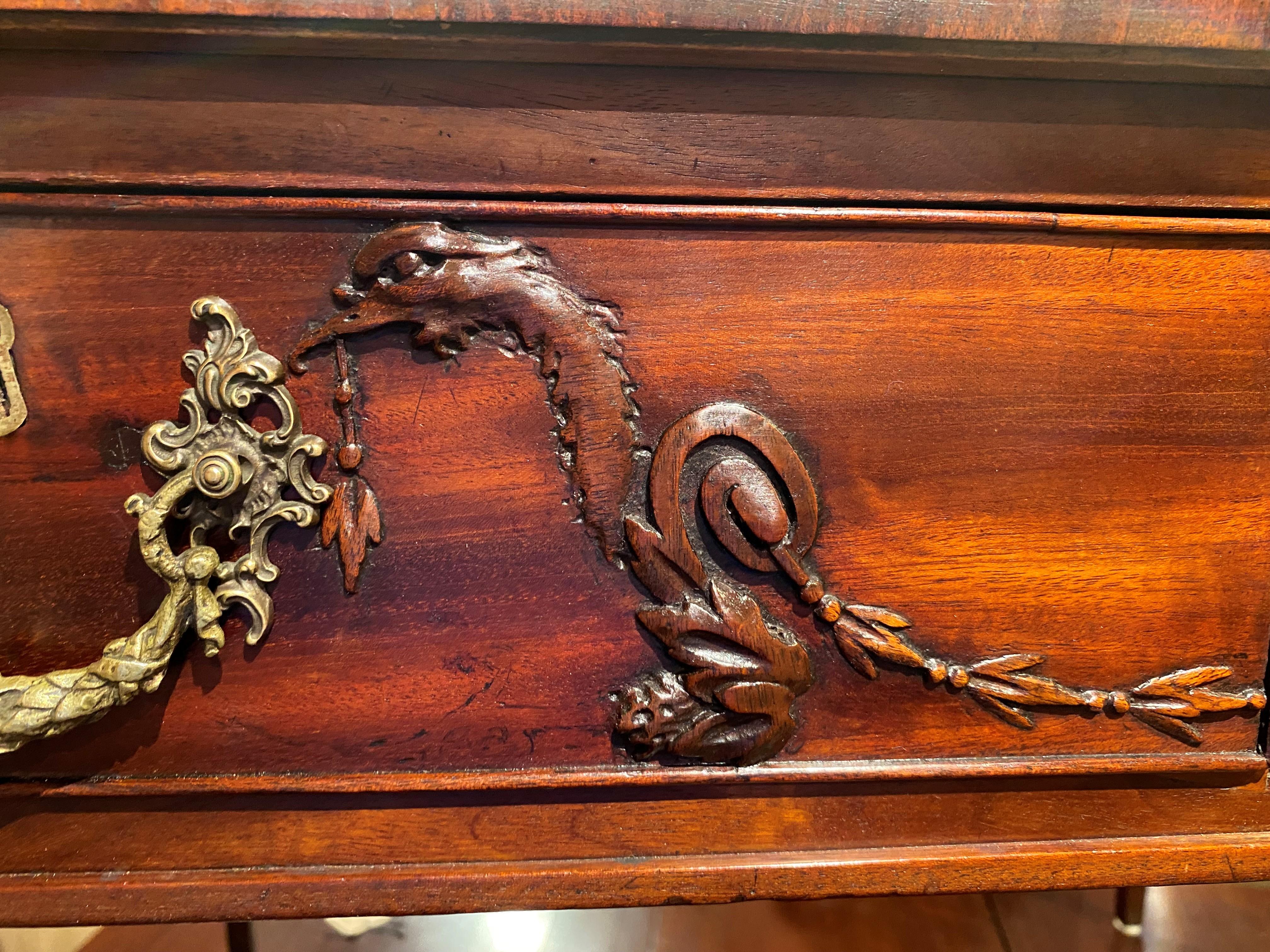18. Jahrhundert Englisch Mahagoni Lederplatte Partner Schreibtisch mit geschnitzten Vögeln im Angebot 10