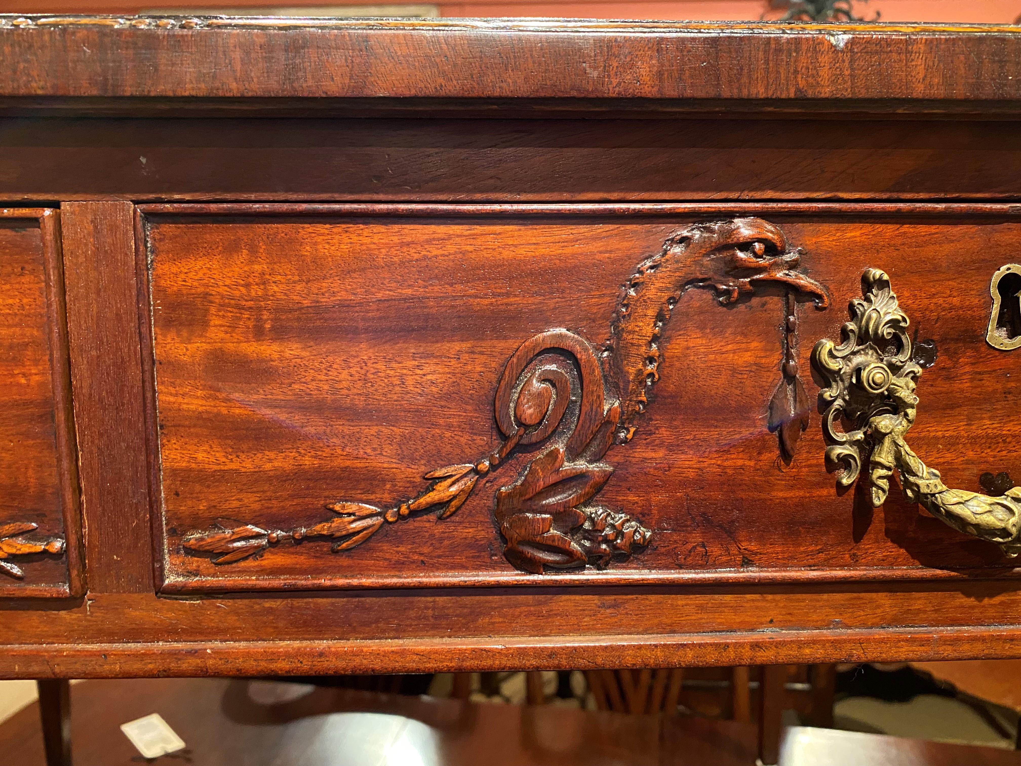 18. Jahrhundert Englisch Mahagoni Lederplatte Partner Schreibtisch mit geschnitzten Vögeln im Angebot 11
