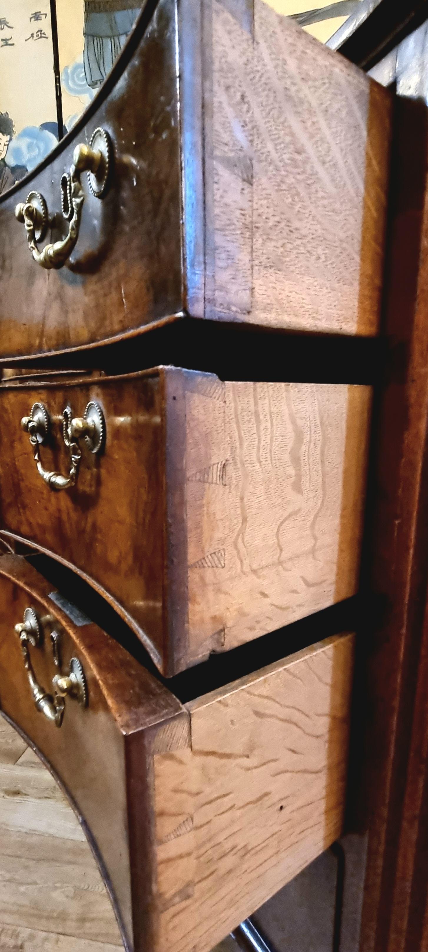 Escritorio Serpentino de Rodilla de Caoba Inglesa del Siglo XVIII Circa 1760 Cuero en venta