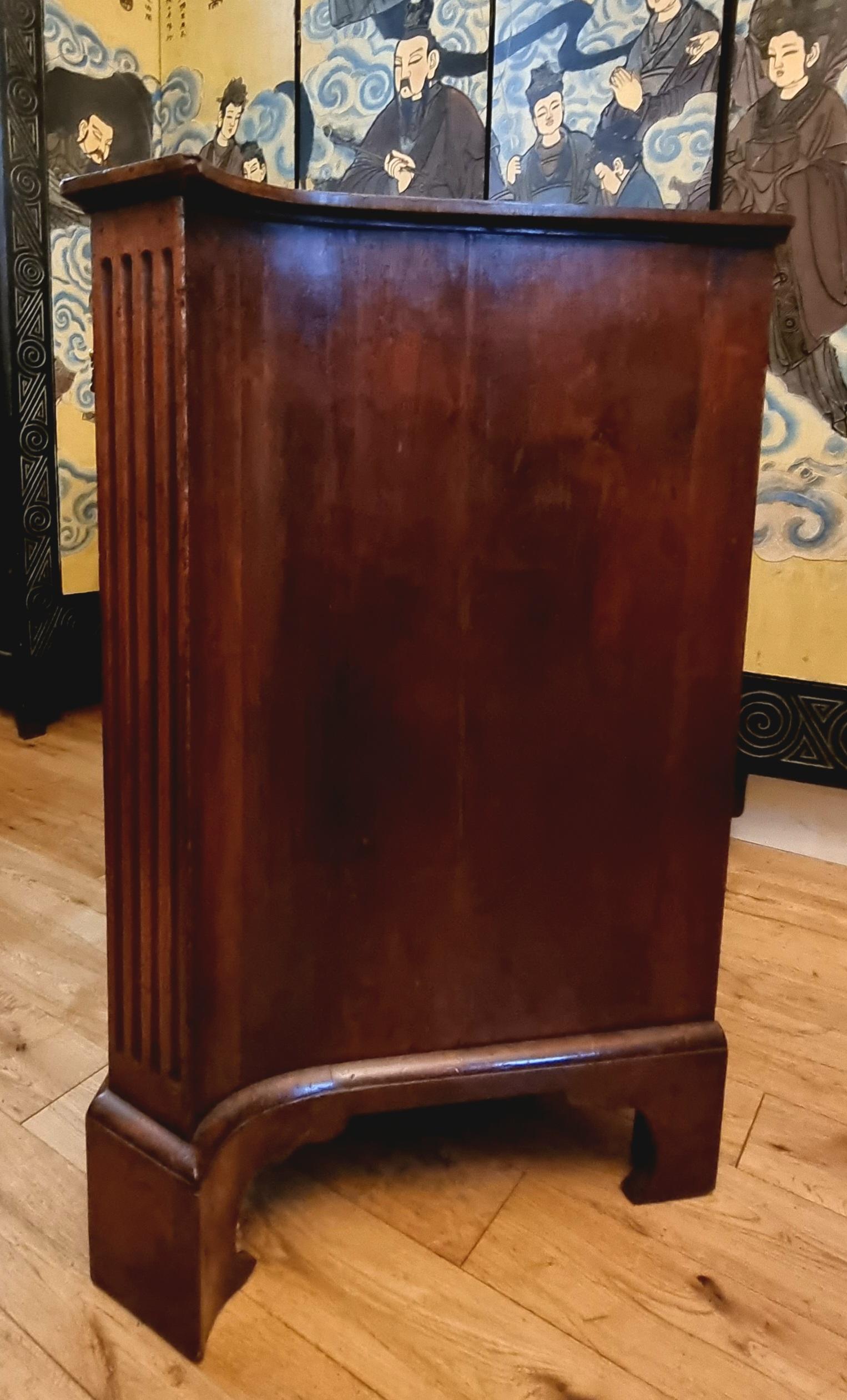 Escritorio Serpentino de Rodilla de Caoba Inglesa del Siglo XVIII Circa 1760 en venta 1