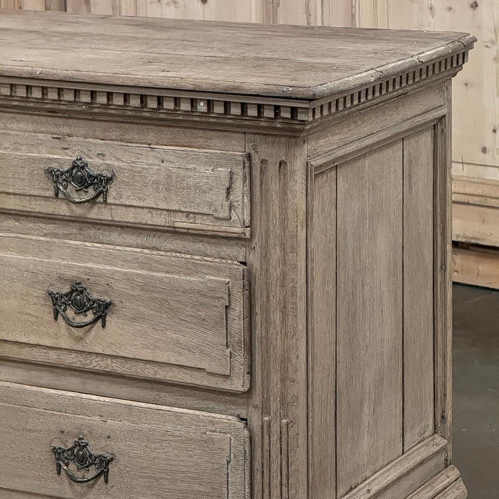 18th Century English Neoclassical Chest of Drawers in Stripped Oak For Sale 8