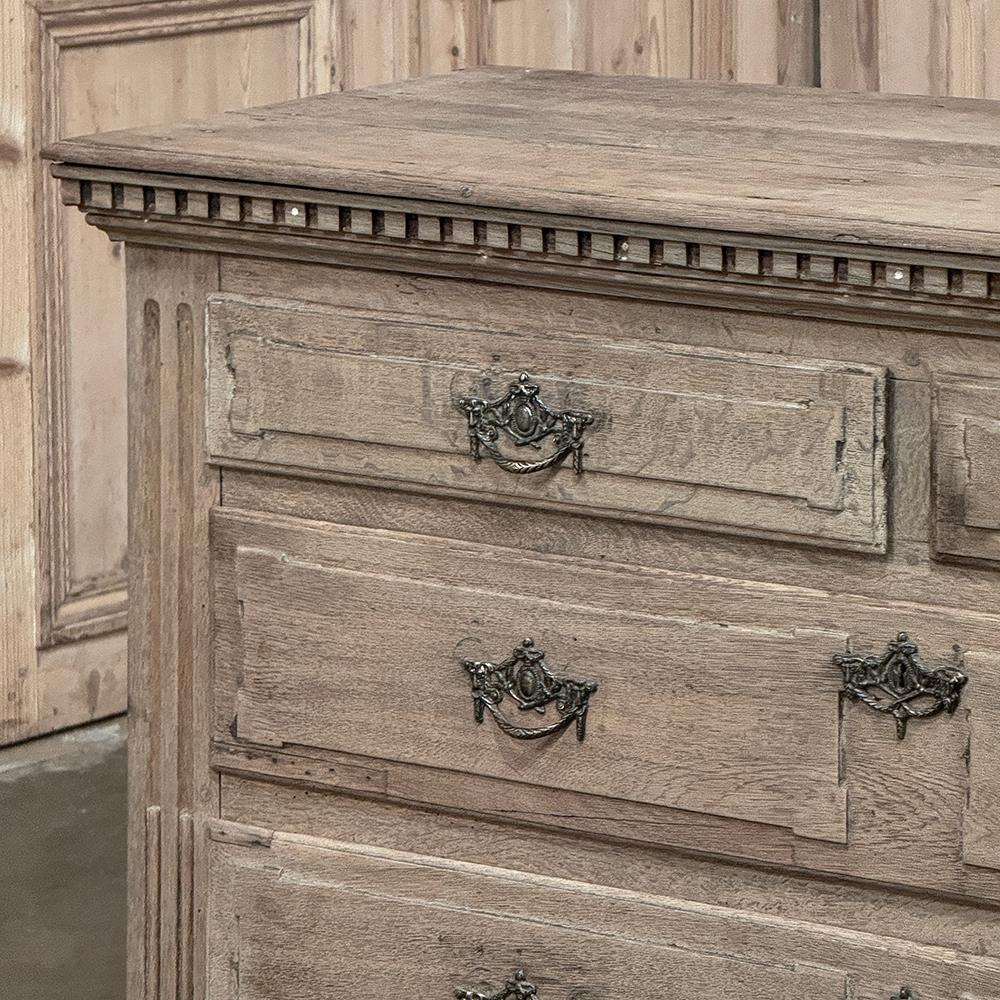 Cassettiera neoclassica inglese del XVIII secolo in Oak striato in vendita 8
